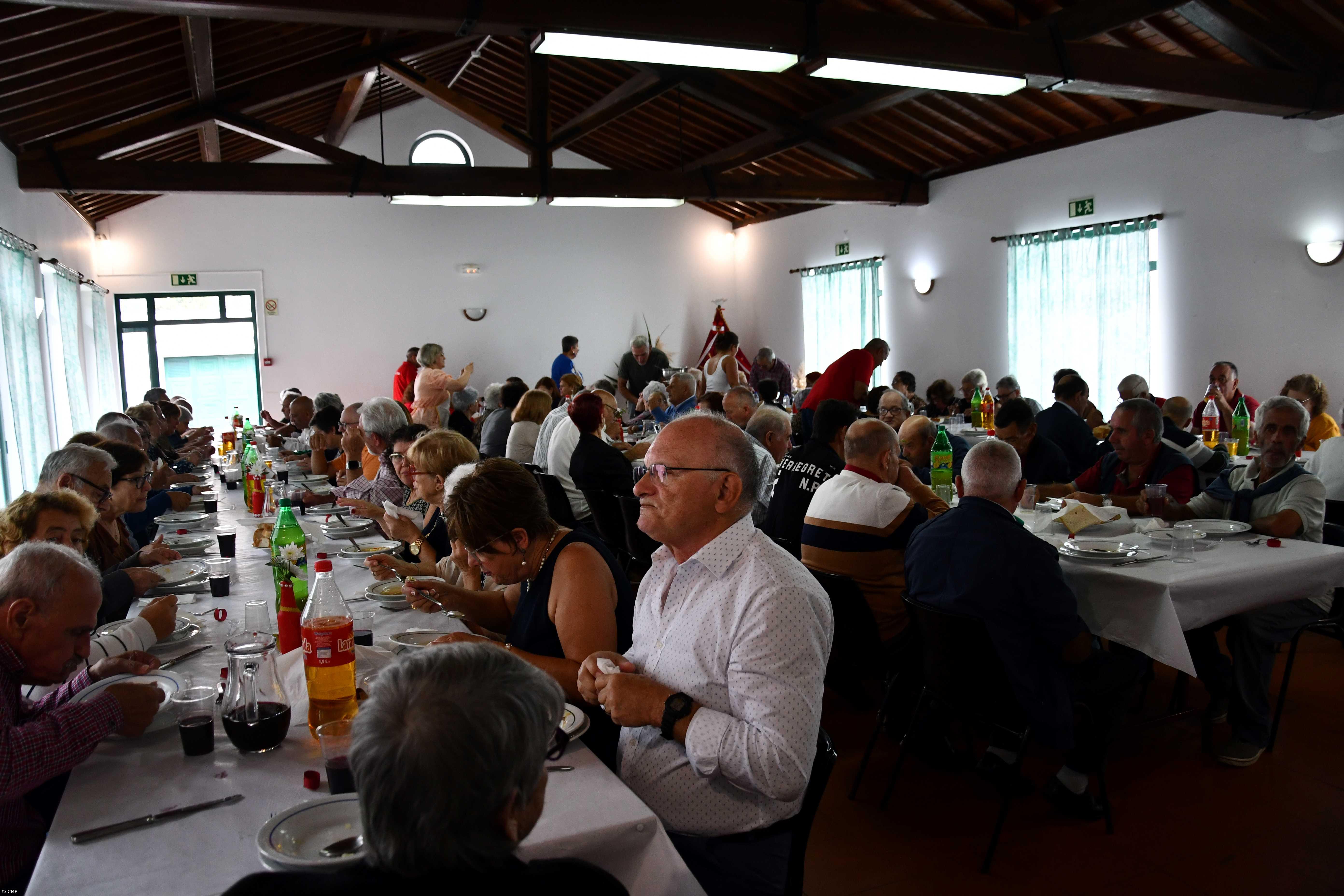 Comissão de Coroas do Espírito Santo das Furnas oferece almoço a idosos – Imagem 1