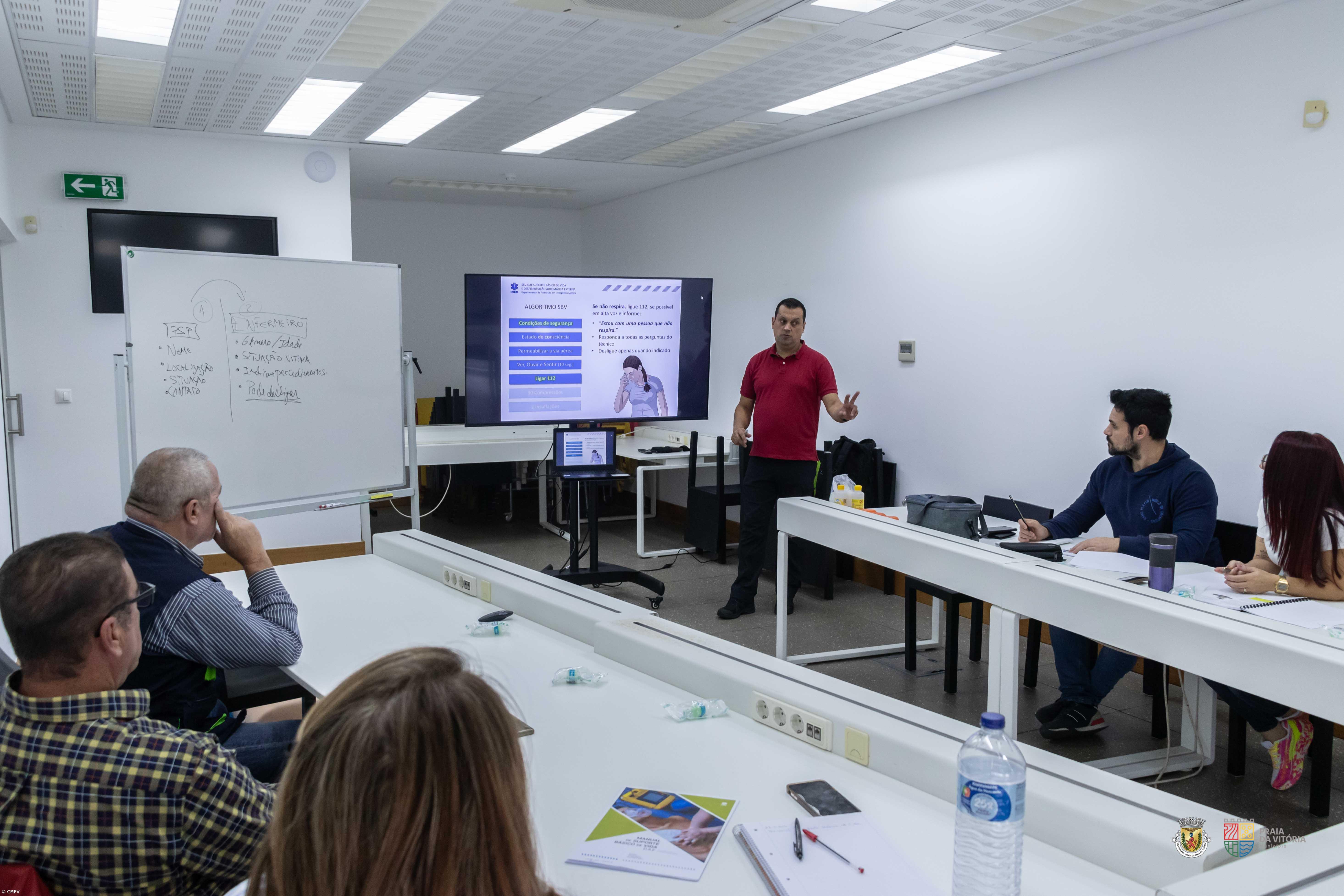 Praia investe em formação para funcionários no uso de DAE’s – Imagem 1