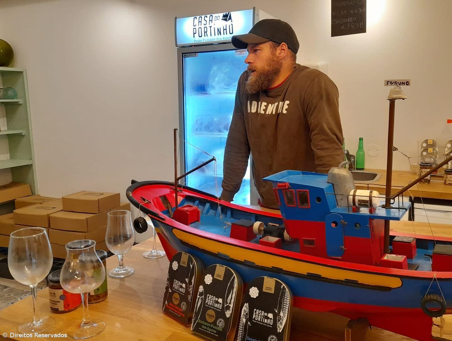 Sidra de banana, conservas de peixe fumado ou mel são algumas das produções de Tibério Barbeito – Imagem 6