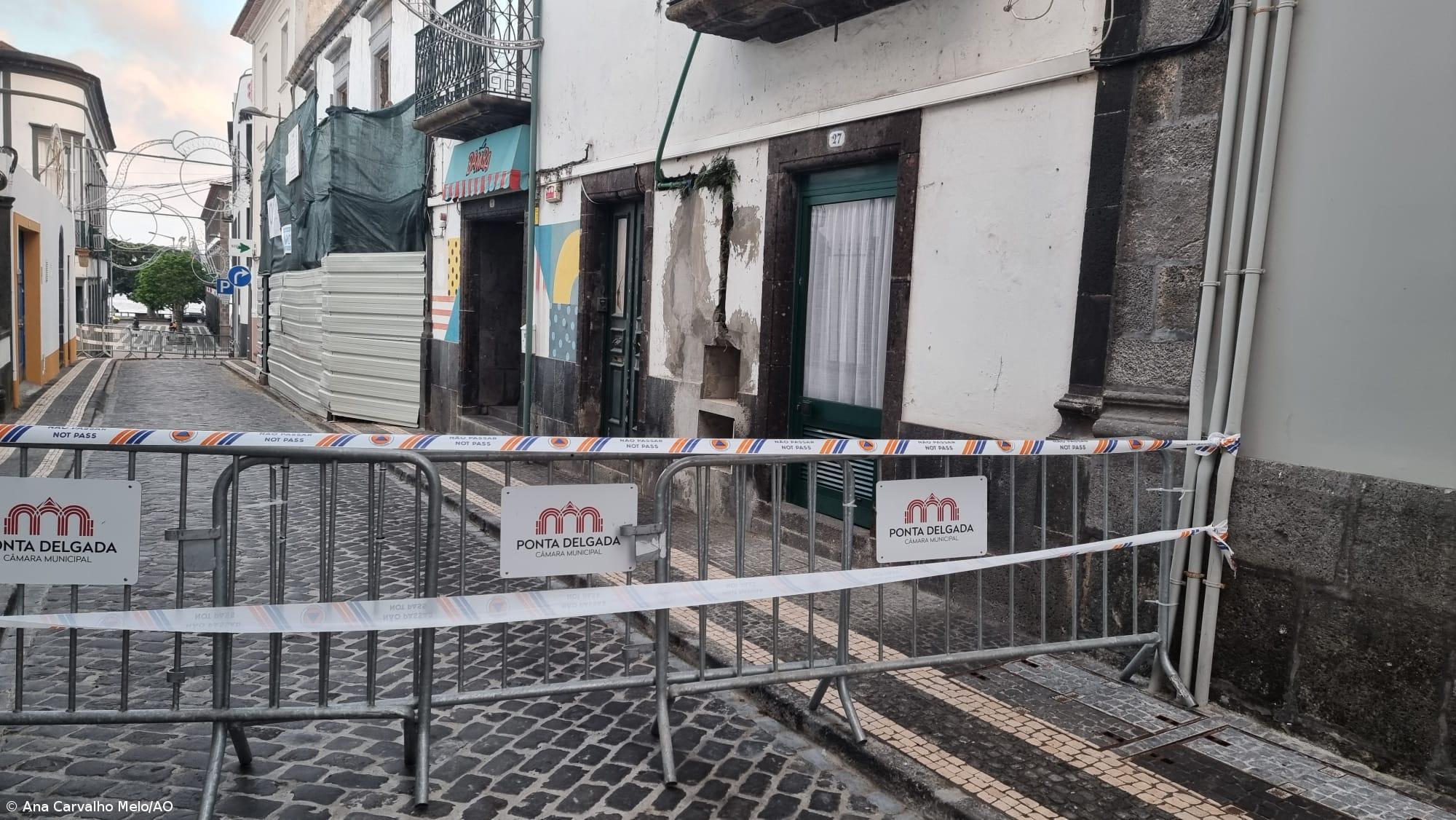 Rua Manuel da Ponte interdita à circulação devido a uma ocorrência relacionada com uma obra – Imagem 2