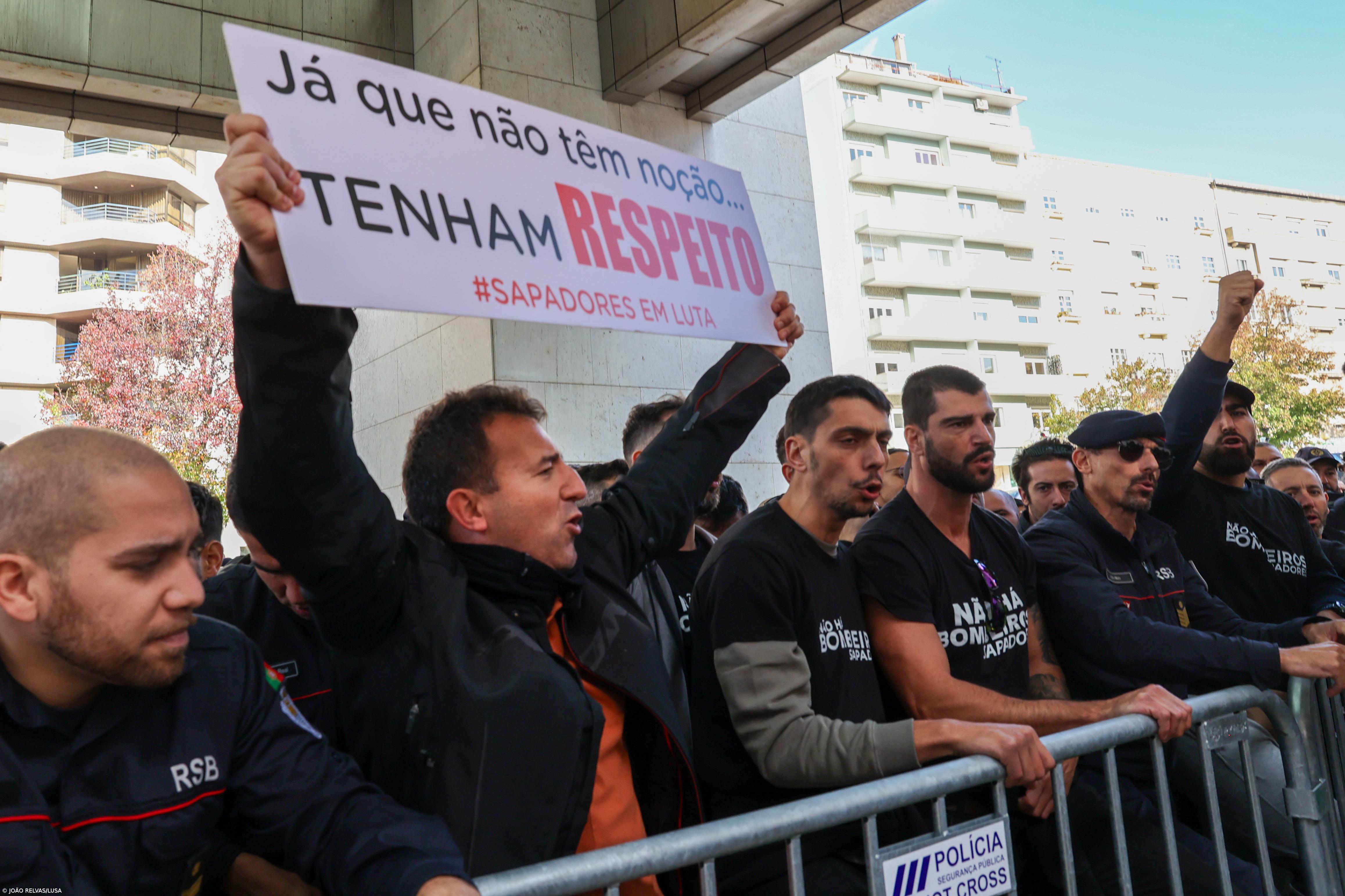 Centenas de bombeiros exigem valorização da carreira em manifestação em Lisboa – Imagem 1