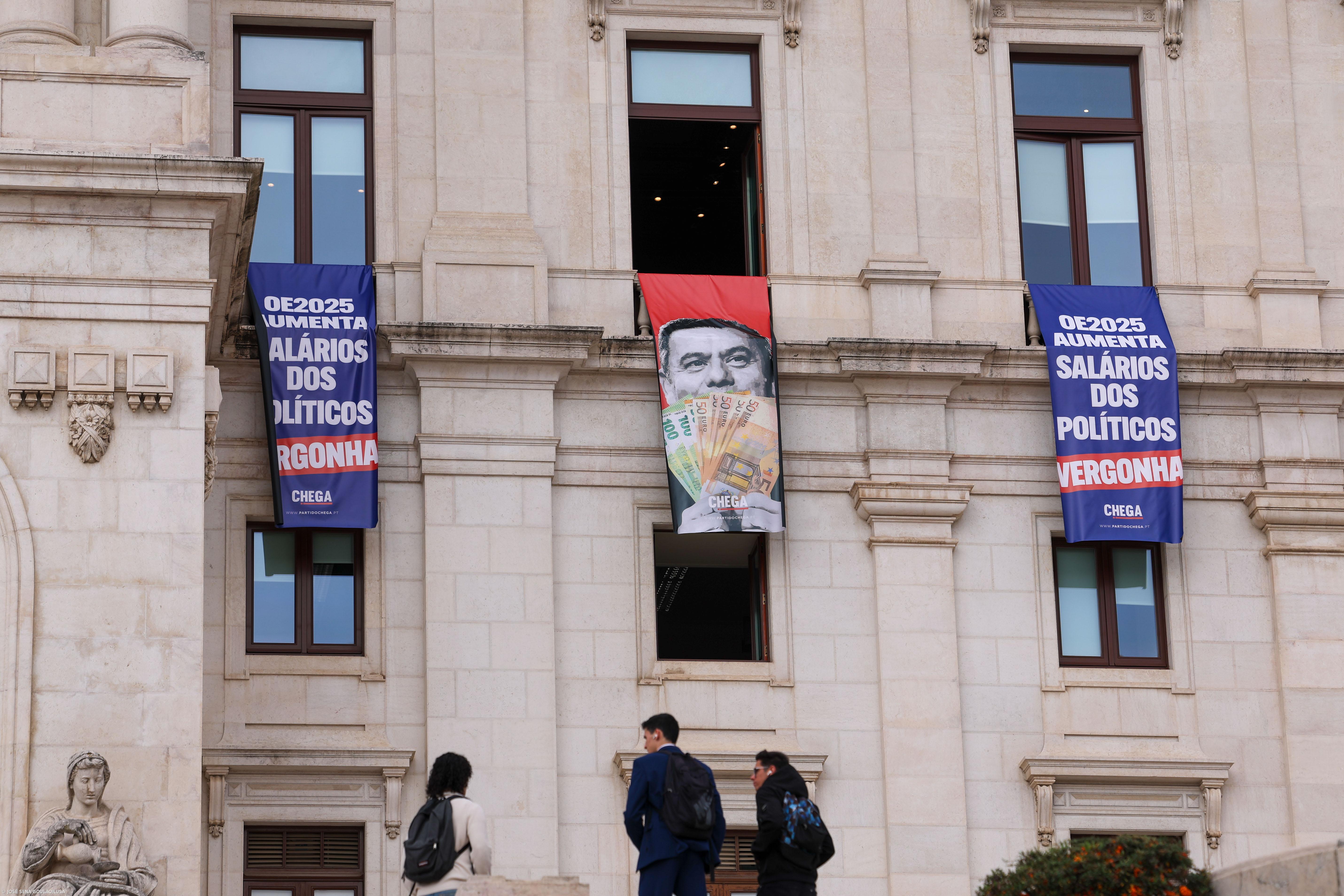 Chega coloca pendões na fachada do edifício da Assembleia da República – Imagem 1