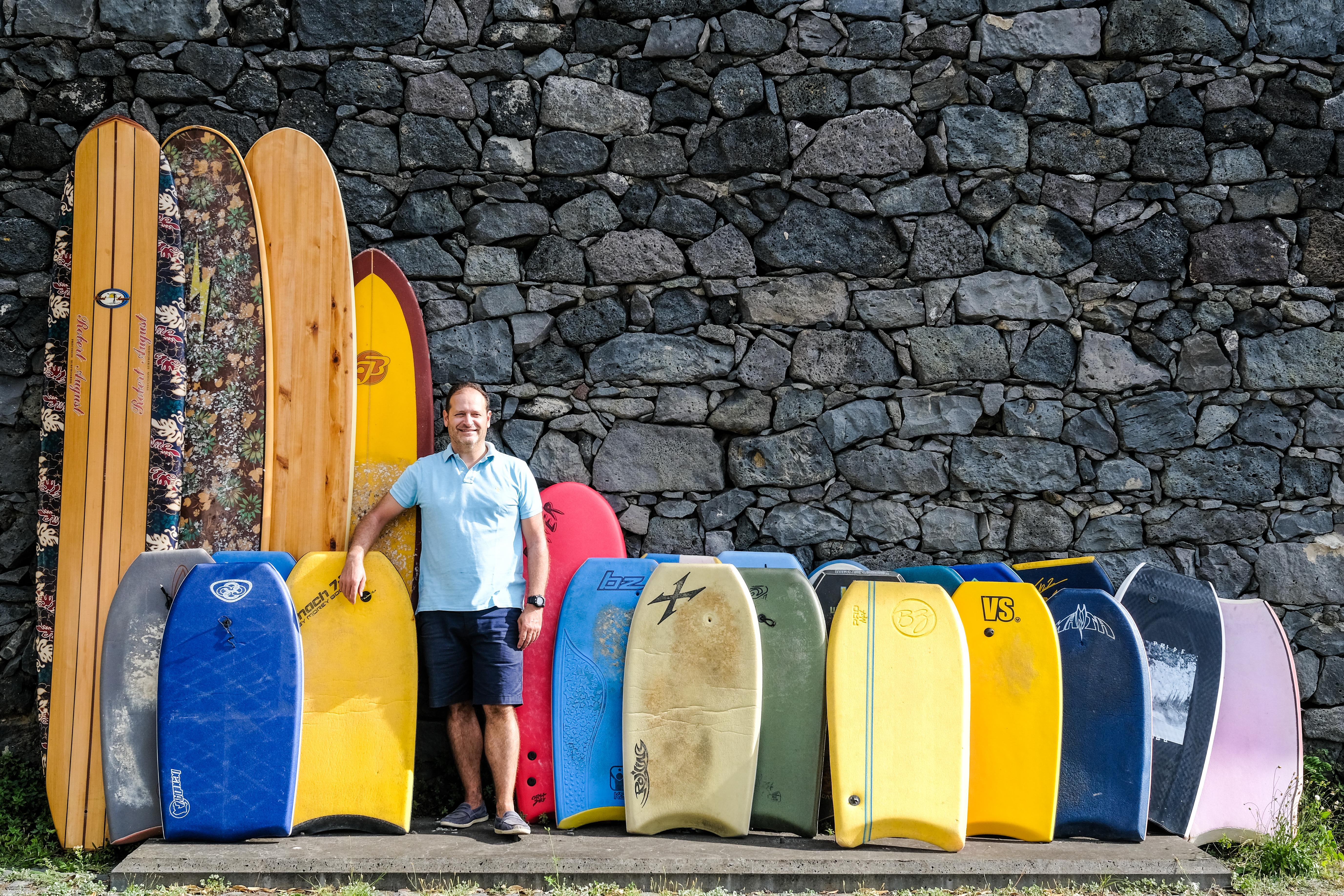 Livro retrata história do surf e relação dos açorianos com o mar  – Imagem 1