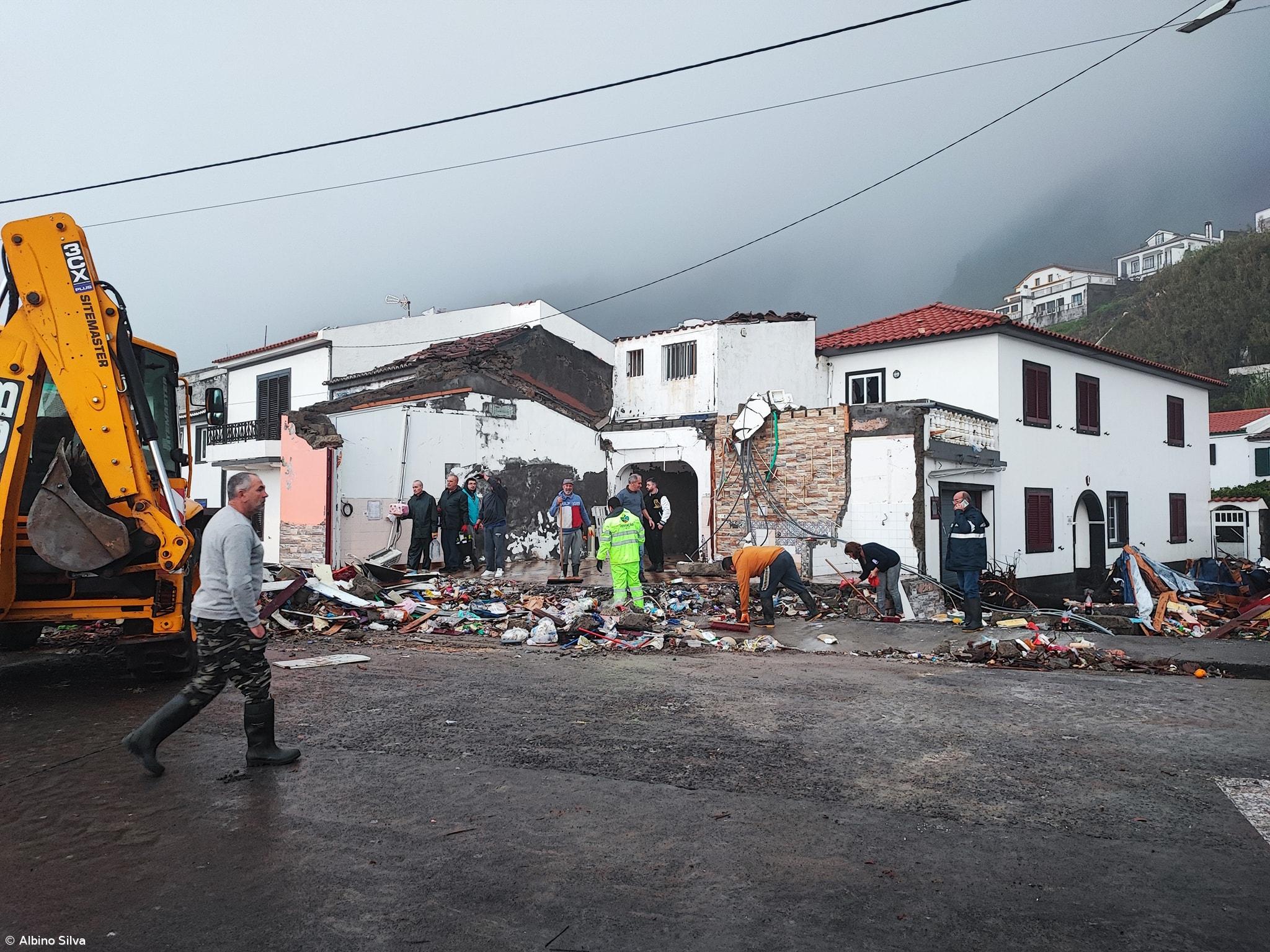 Mercearia na Ribeira Quente destruída pelo mar que galgou a terra (Com fotos) – Imagem 1