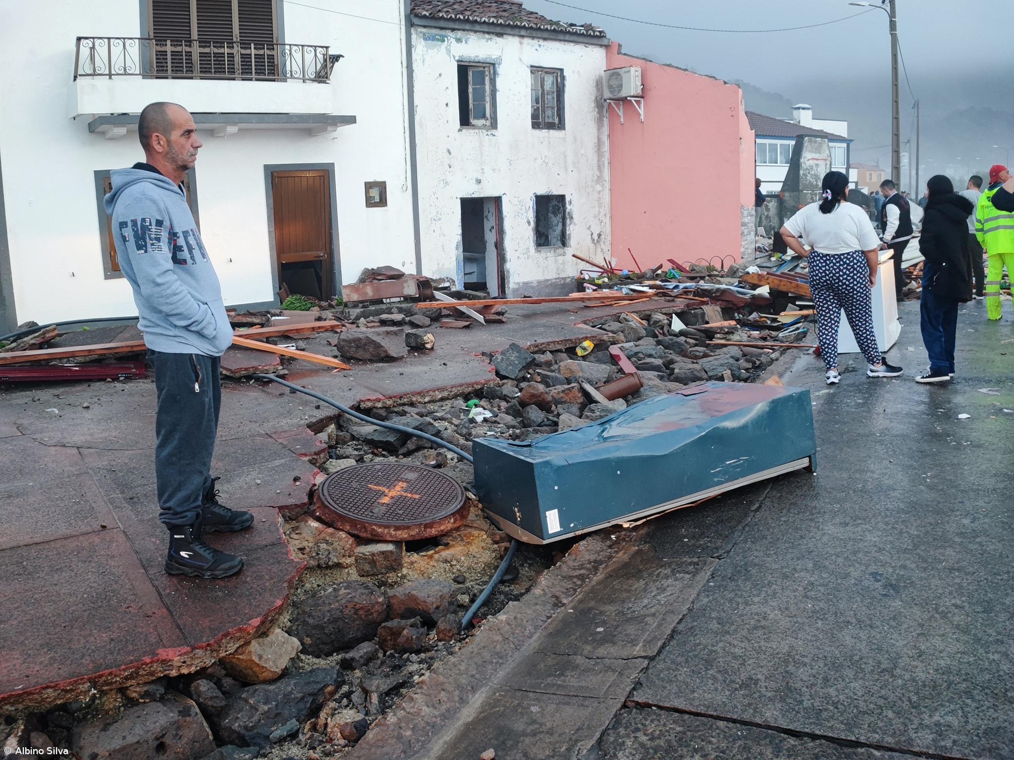 Mercearia na Ribeira Quente destruída pelo mar que galgou a terra (Com fotos) – Imagem 2