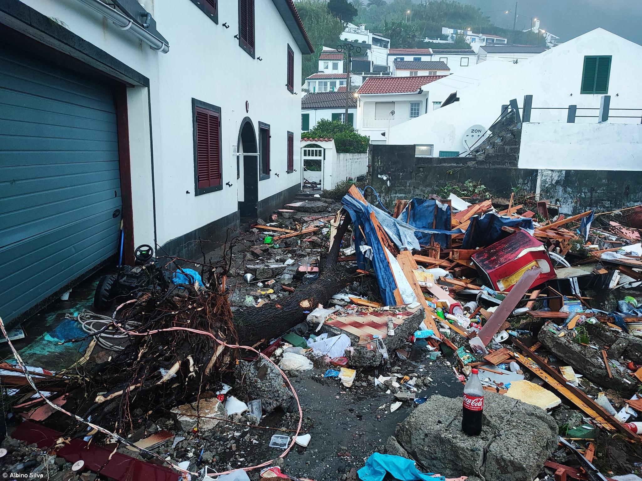 Mercearia na Ribeira Quente destruída pelo mar que galgou a terra (Com fotos) – Imagem 3