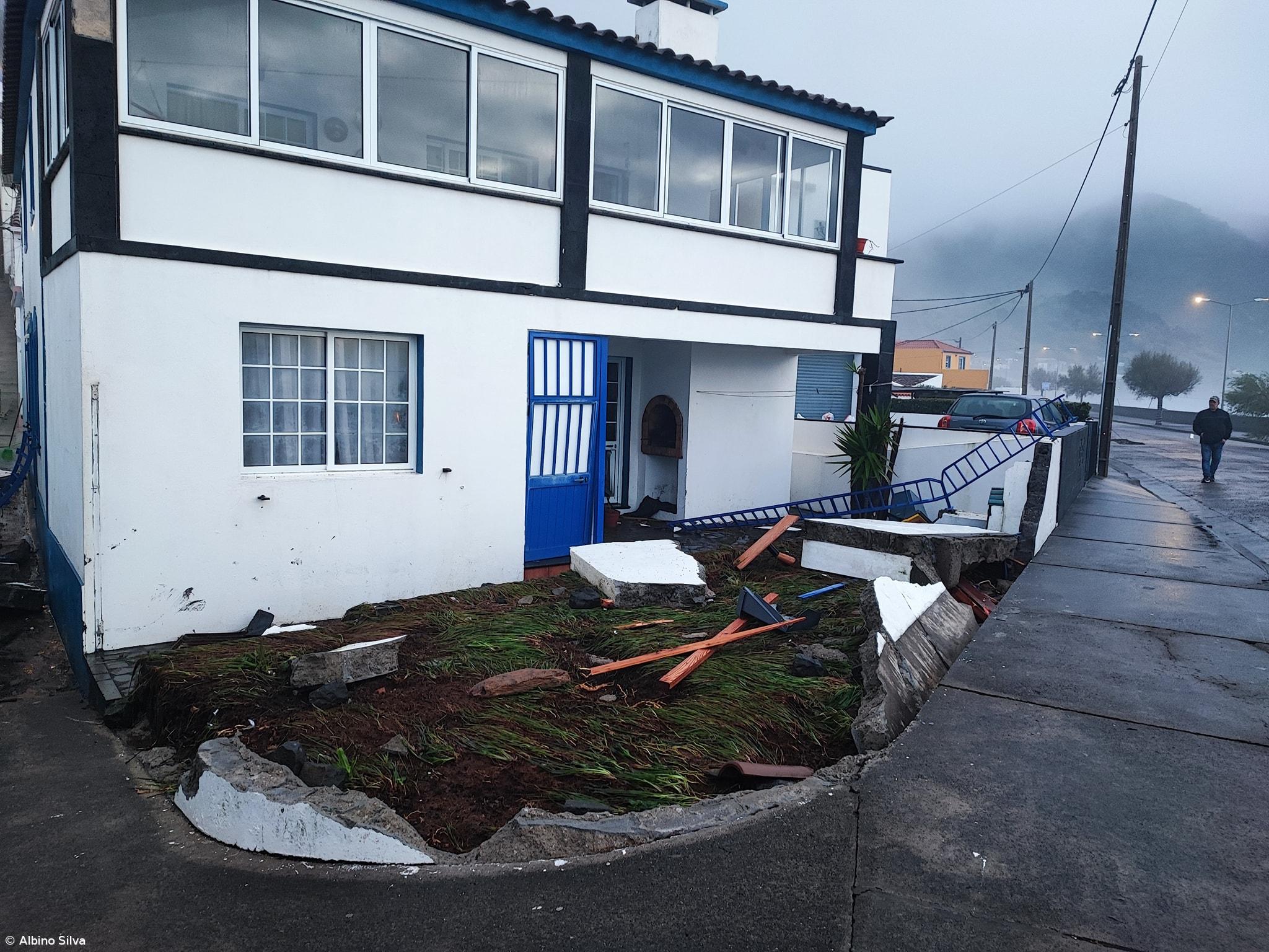 Mercearia na Ribeira Quente destruída pelo mar que galgou a terra (Com fotos) – Imagem 4