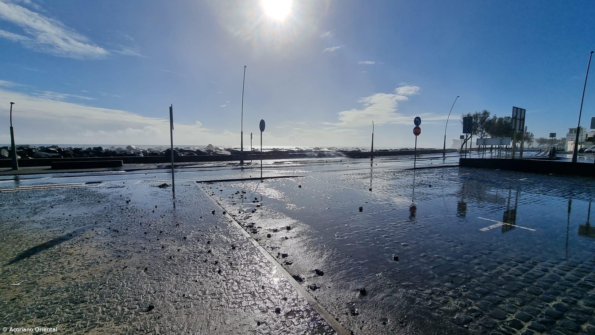 Forte agitação marítima provoca arrastamento de três viaturas na Avenida do Mar em São Roque – Imagem 1