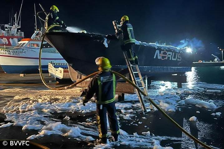 Incêndio numa embarcação no porto de pesca de Vila Franca  – Imagem 1