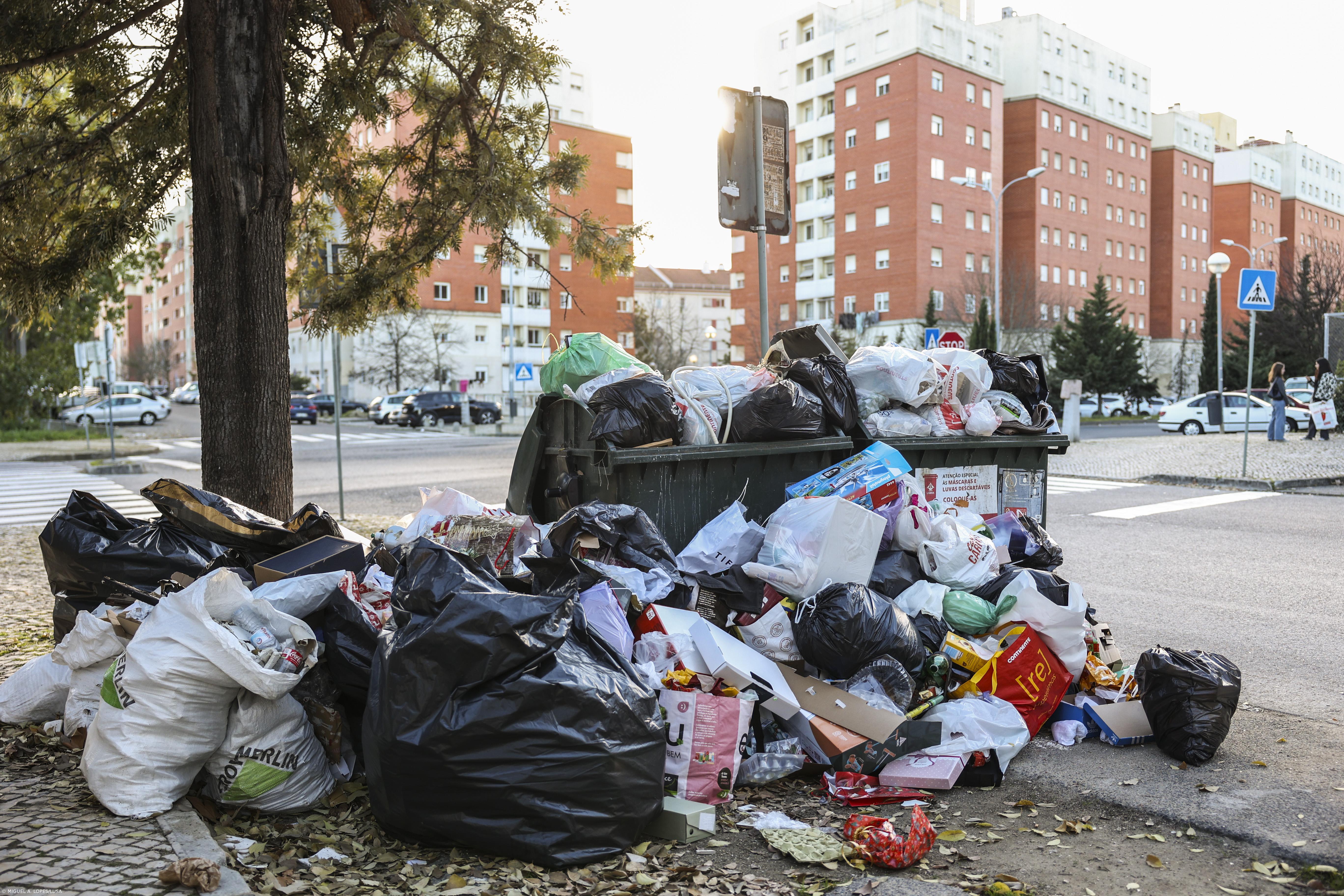 Serviços mínimos baixam adesão à greve do lixo em Lisboa para 60% – Imagem 1