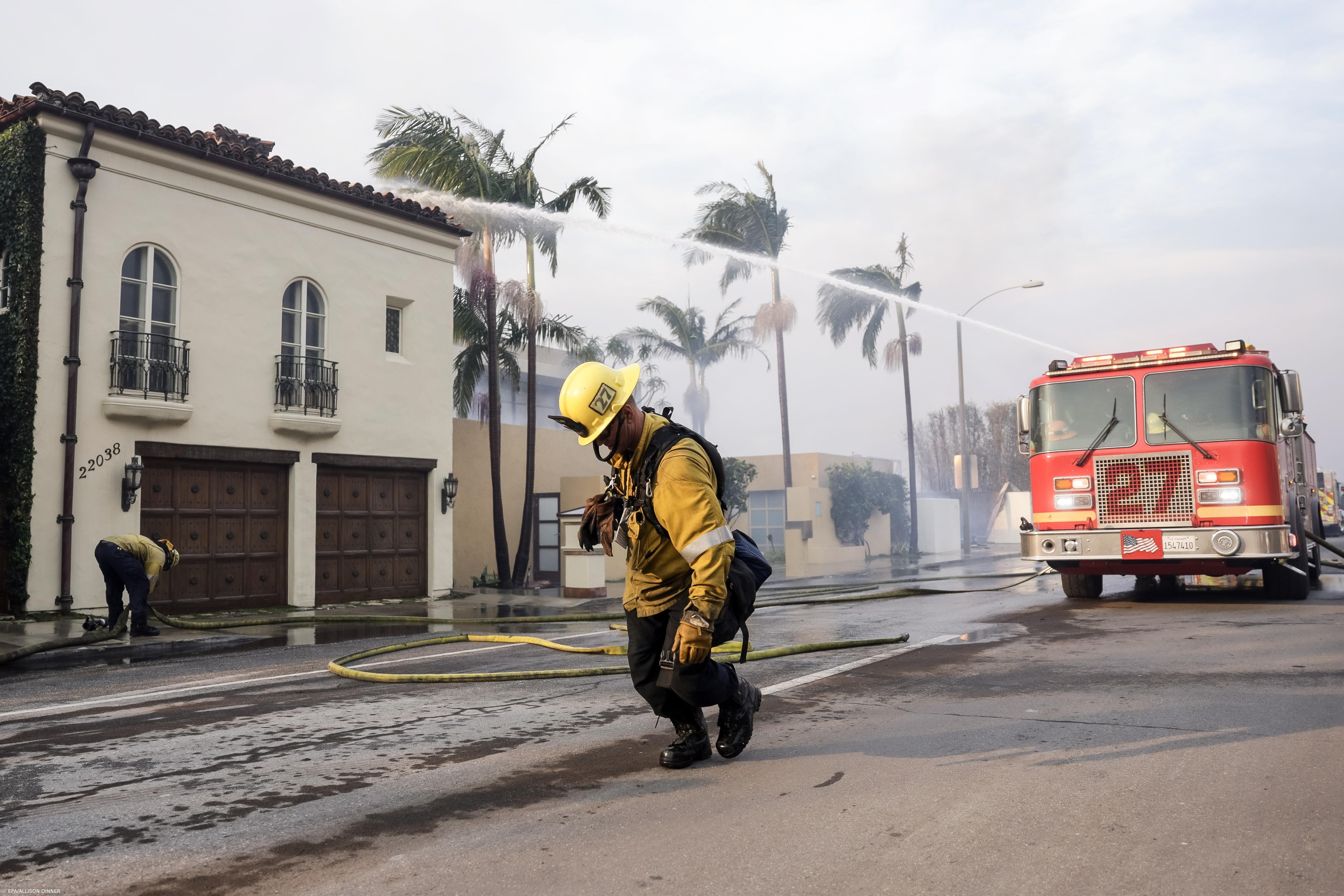 Decretado recolher obrigatório nas zonas afetadas pelos incêndios em Los Angeles – Imagem 1