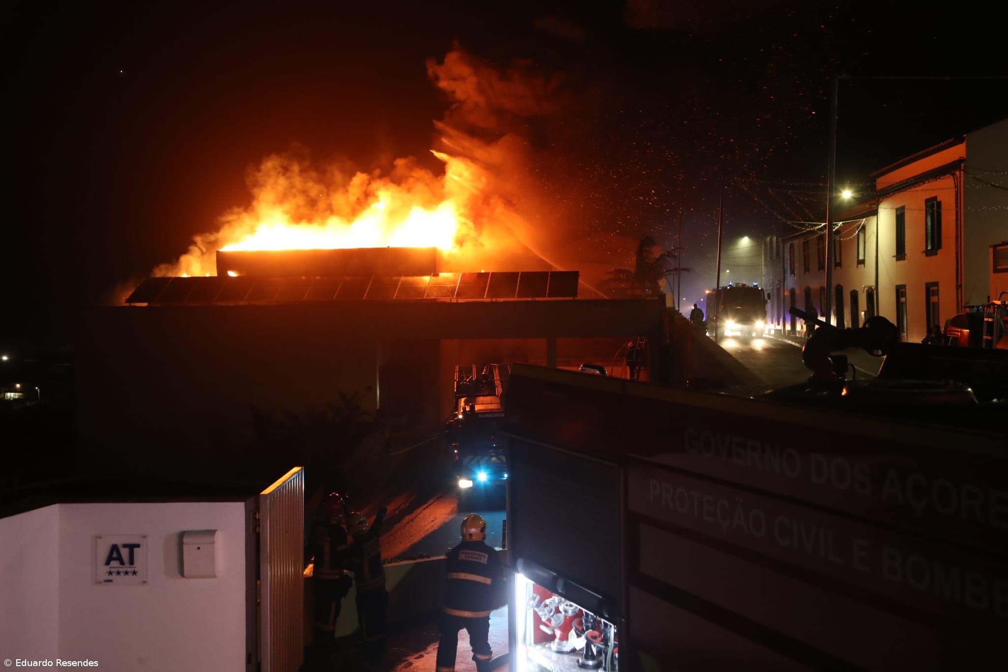 Incêndio em hotel na Lagoa ameaça moradias contíguas (Com fotos) – Imagem 1