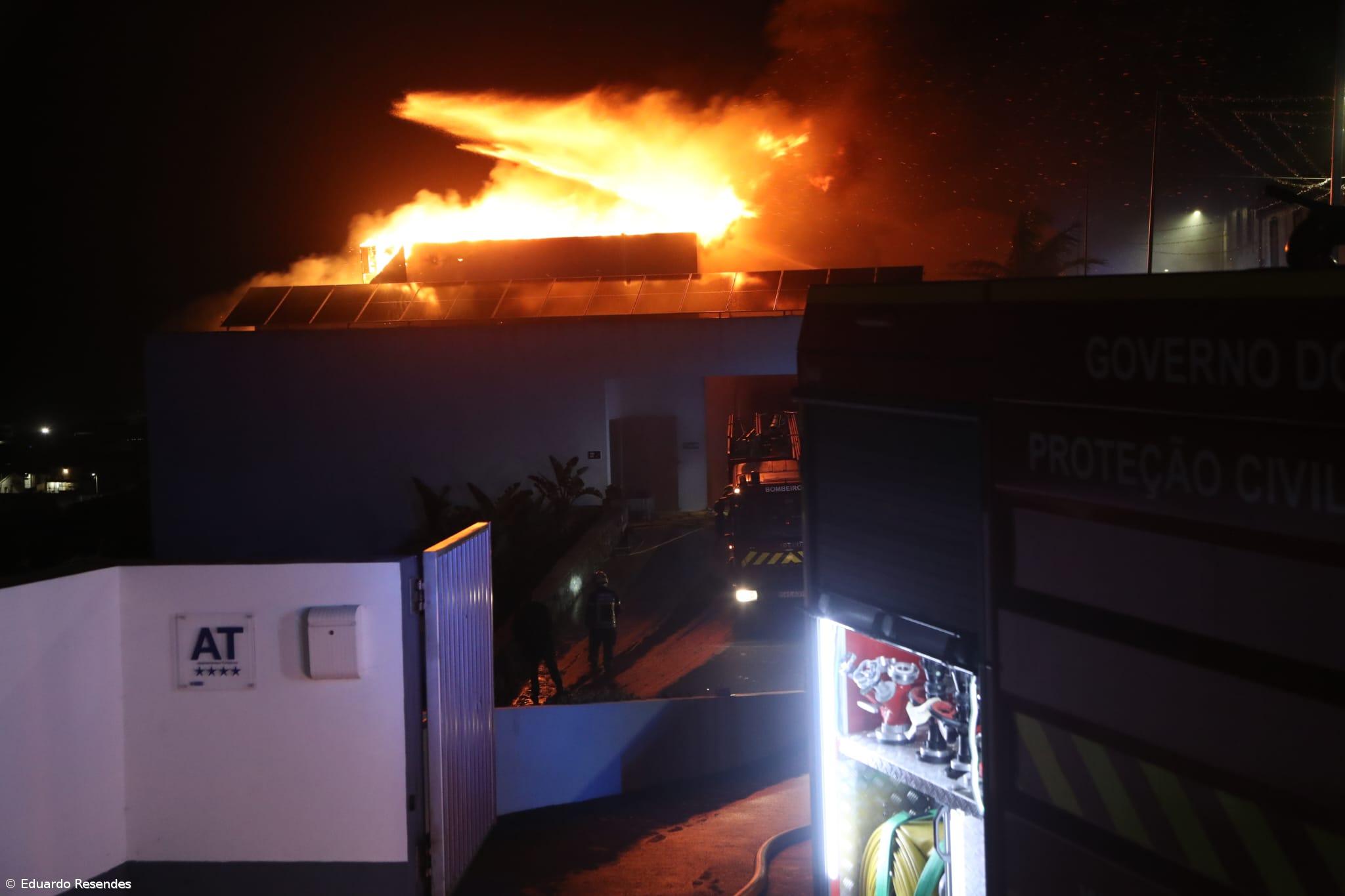 Incêndio em hotel na Lagoa ameaça moradias contíguas (Com fotos) – Imagem 3