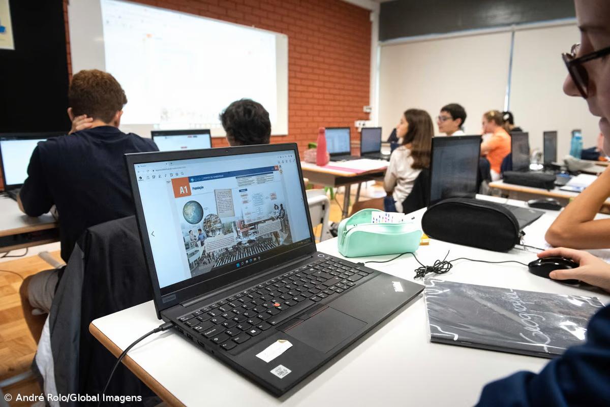 Parlamento regional aprova estudo para avaliação dos manuais digitais nos Açores – Imagem 1