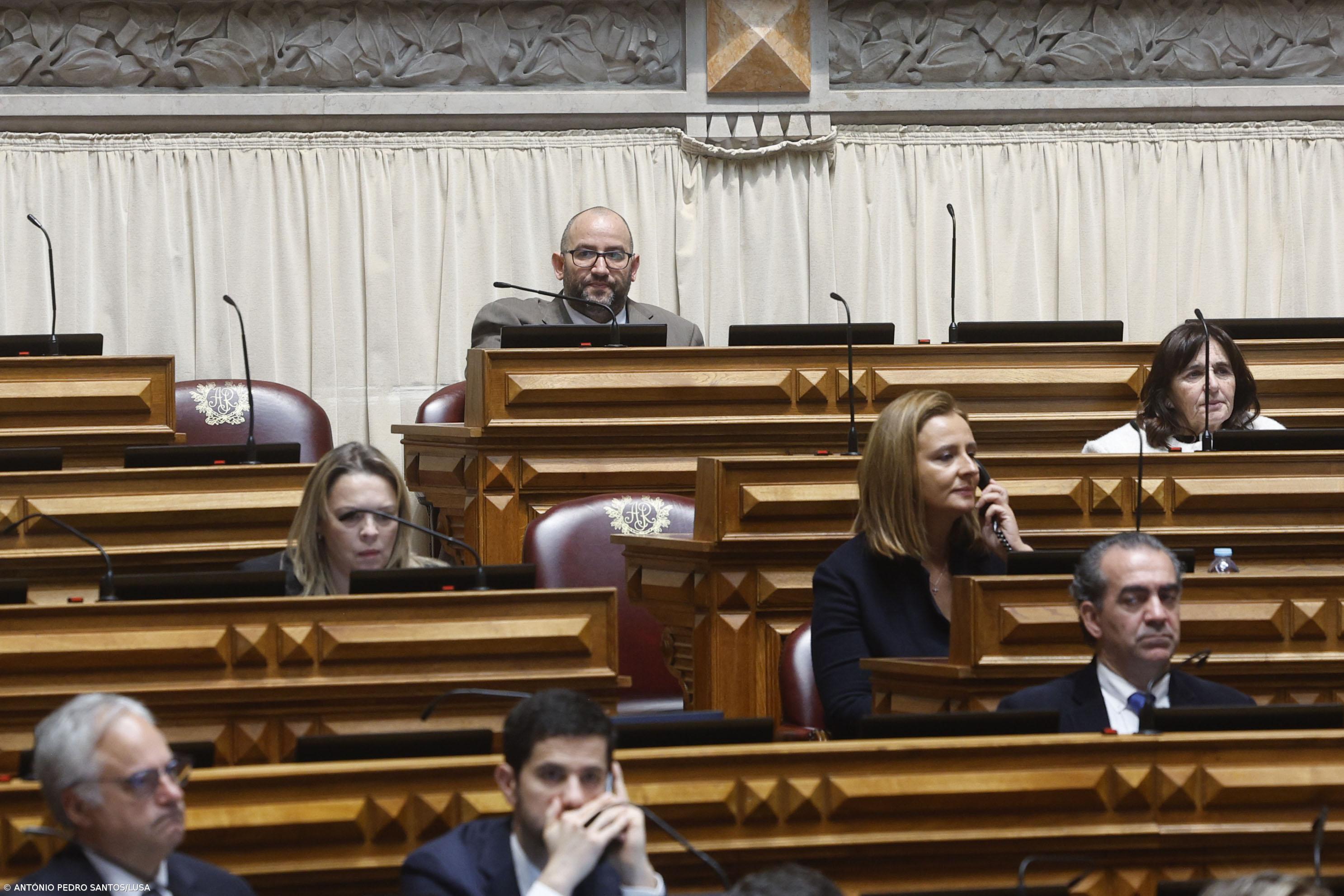 Deputado Miguel Arruda vai mesmo ficar sentado na última fila junto da bancada do Chega – Imagem 1