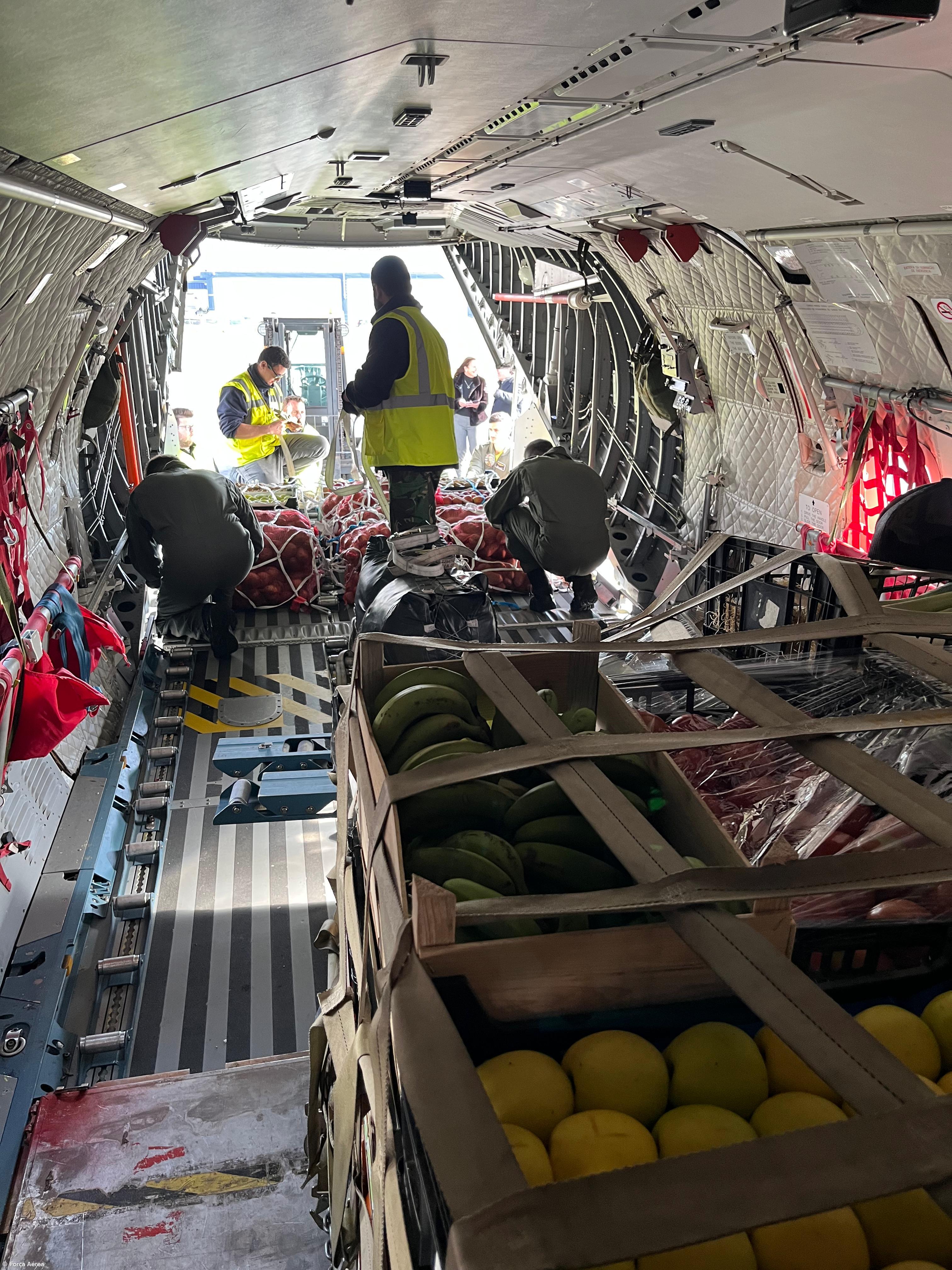 Força Aérea transportou bens de primeira necessidade para as Flores – Imagem 2
