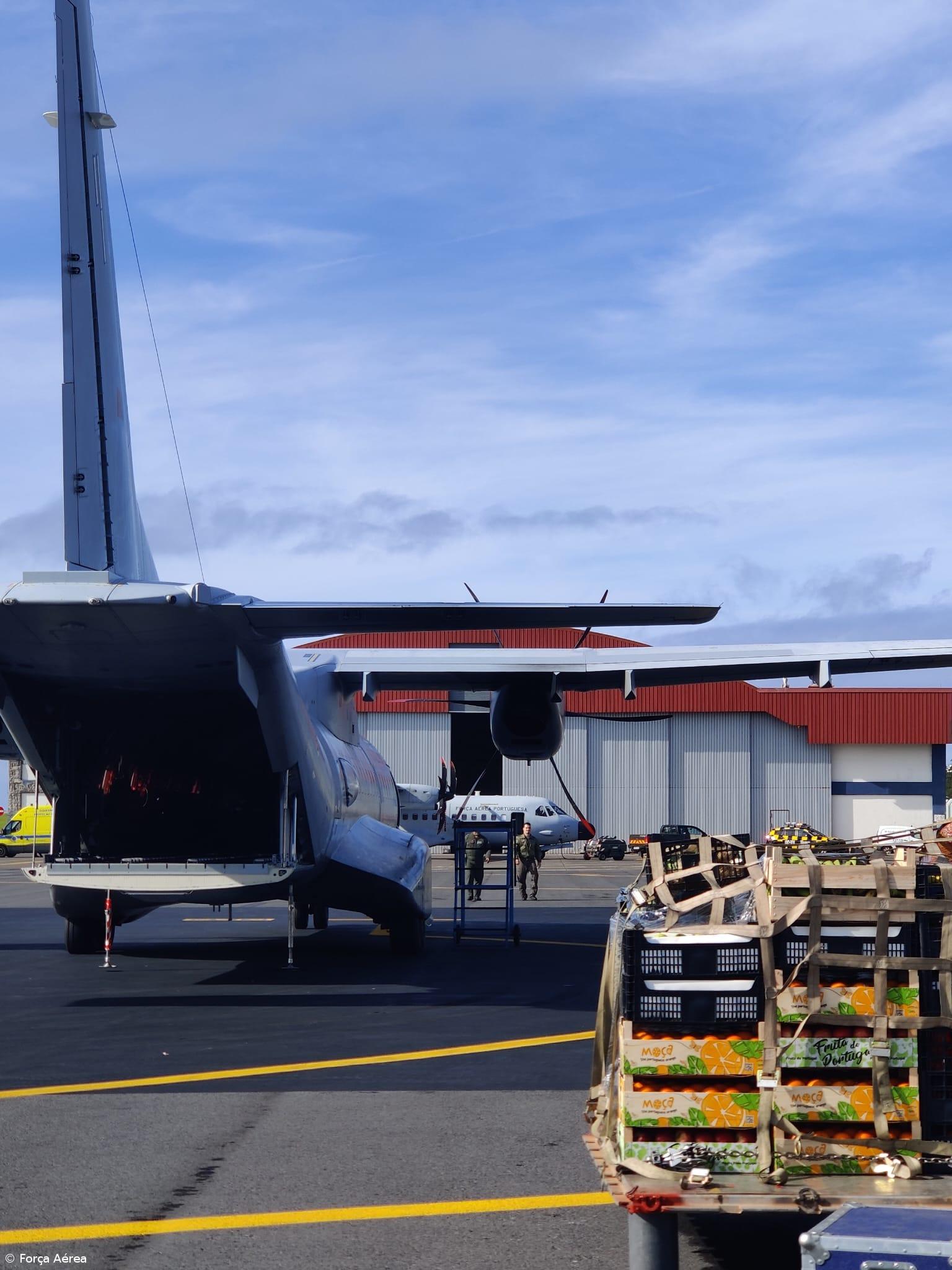 Força Aérea transportou bens de primeira necessidade para as Flores – Imagem 3