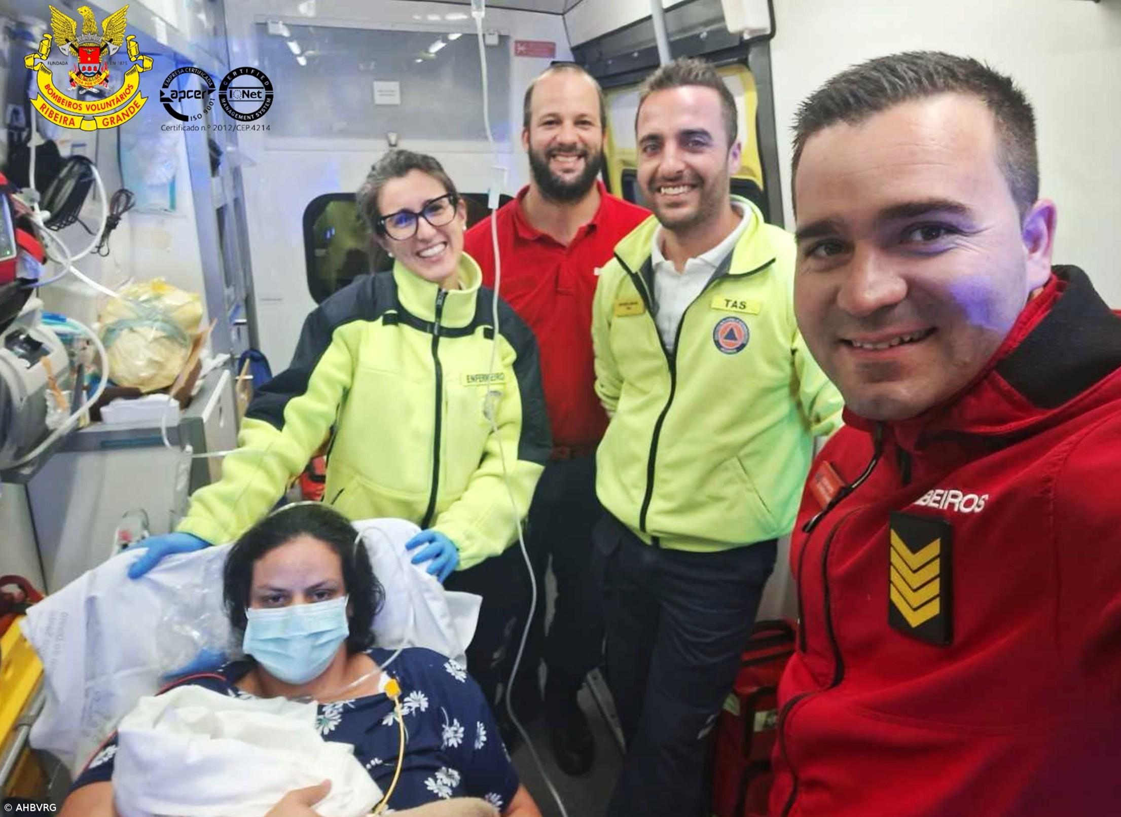 Bebé nasce em ambulância dos Bombeiros da Ribeira Grande – Imagem 1