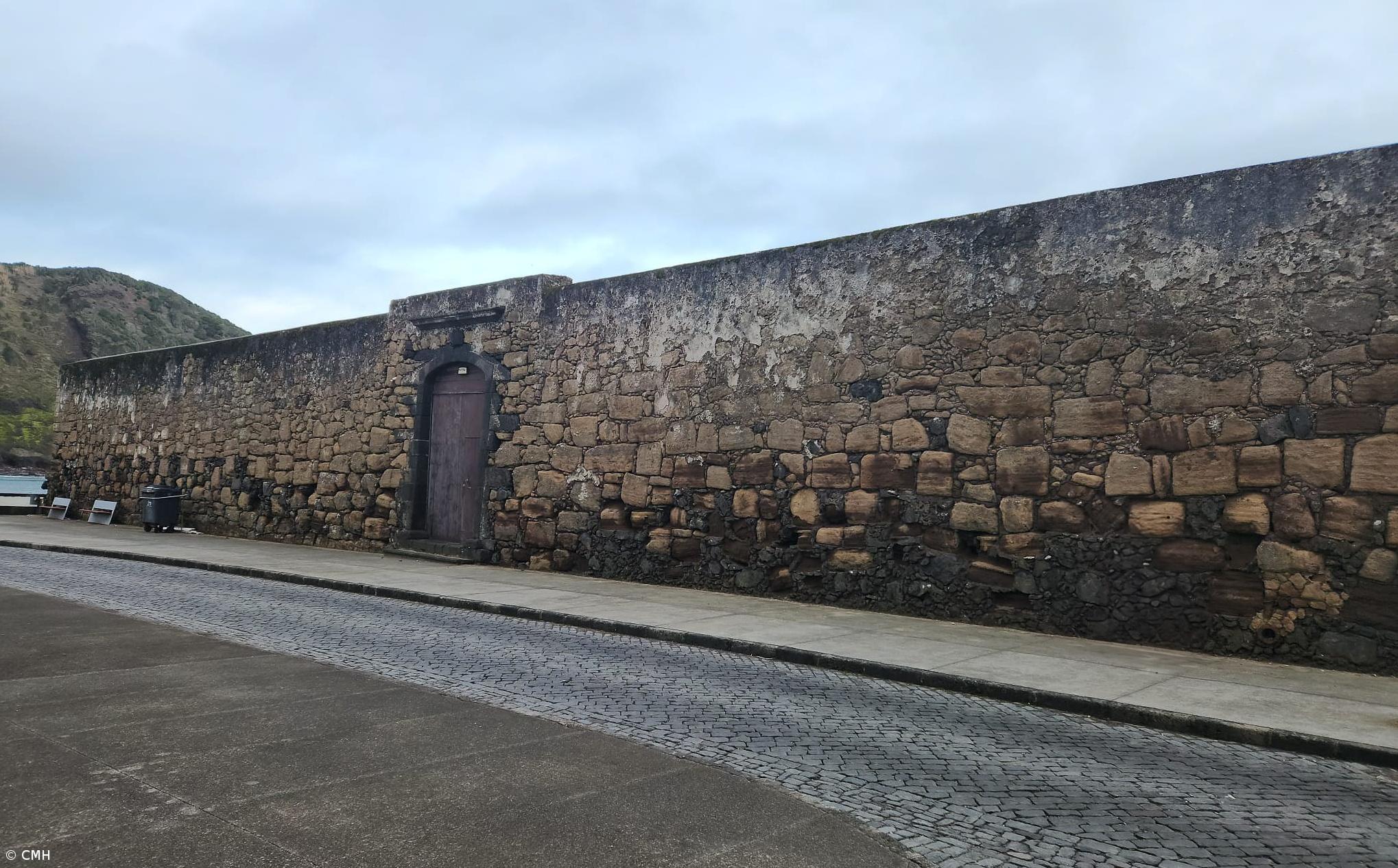 Horta pede “intervenção rápida” do Governo na muralha do castelo de São Sebastião – Imagem 1