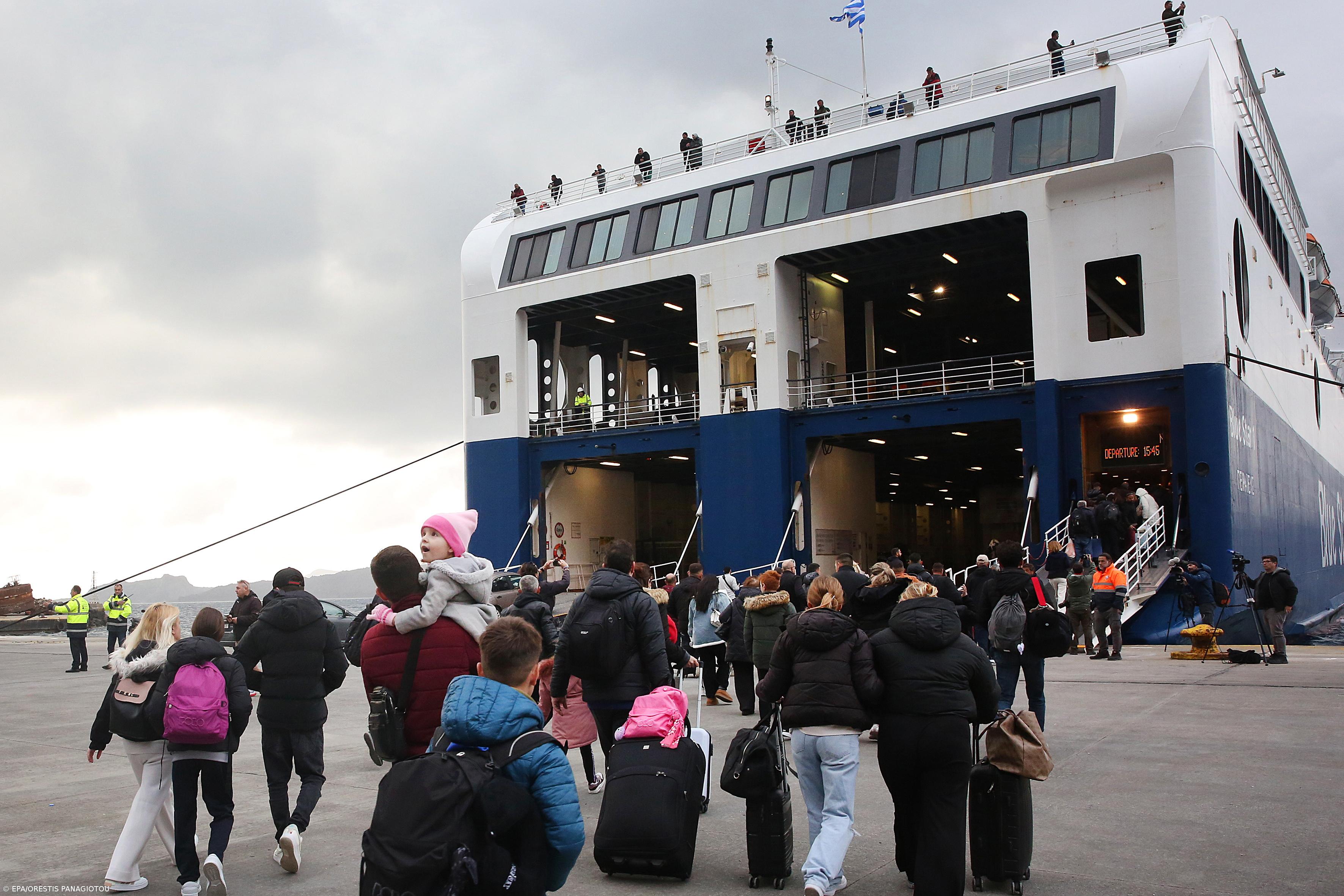 Dez mil pessoas abandonaram ilha grega de Santorini devido a pequenos sismos – Imagem 1