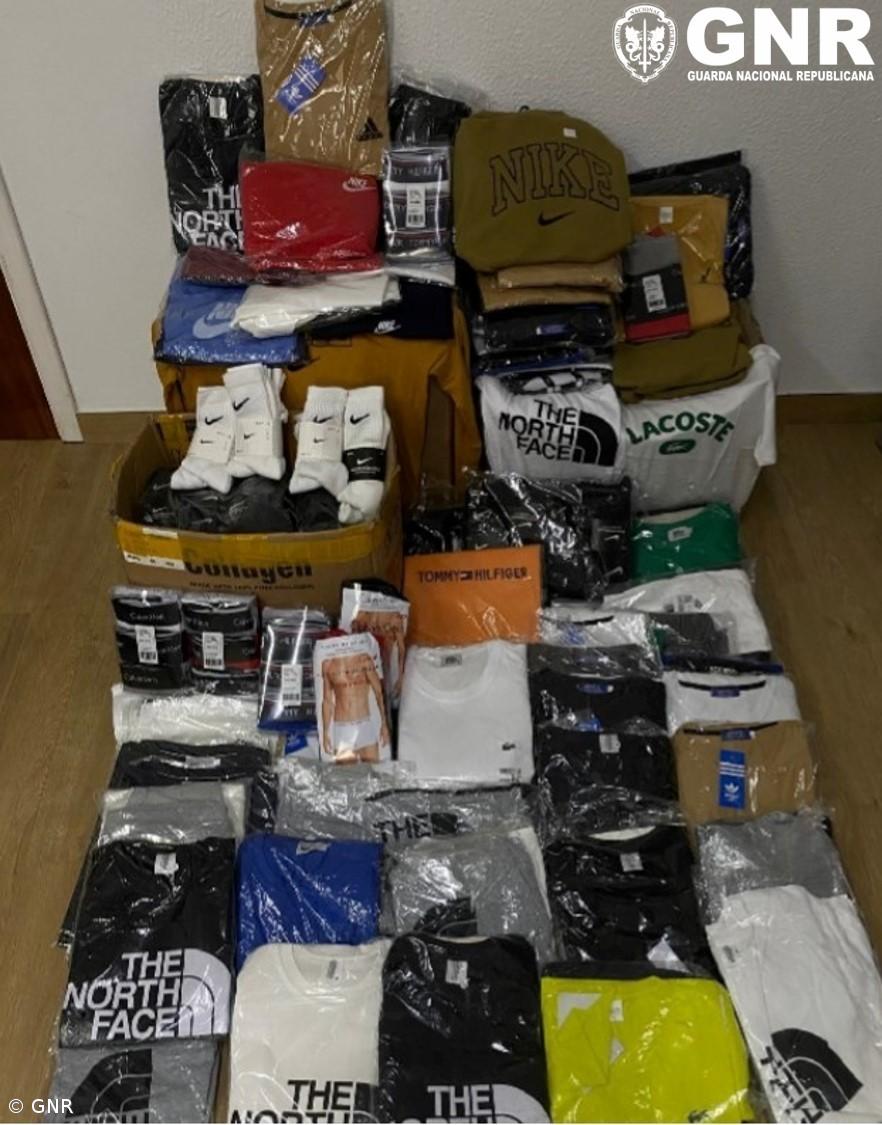 Apreensão de 300 artigos contrafeitos em Ponta Delgada – Imagem 1