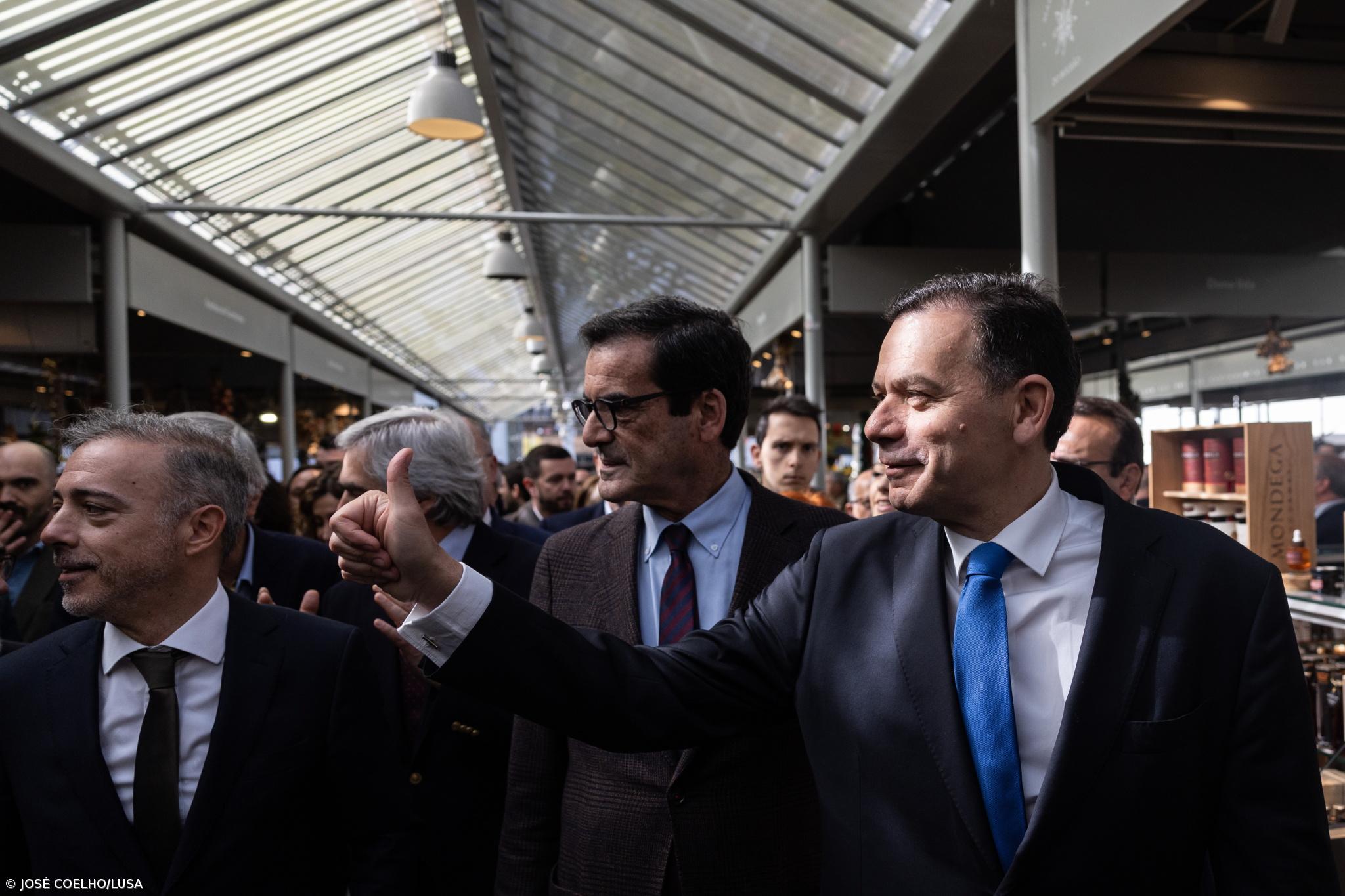 Montenegro distribui cumprimentos no Bolhão mas rejeita estar "propriamente" em campanha – Imagem 1