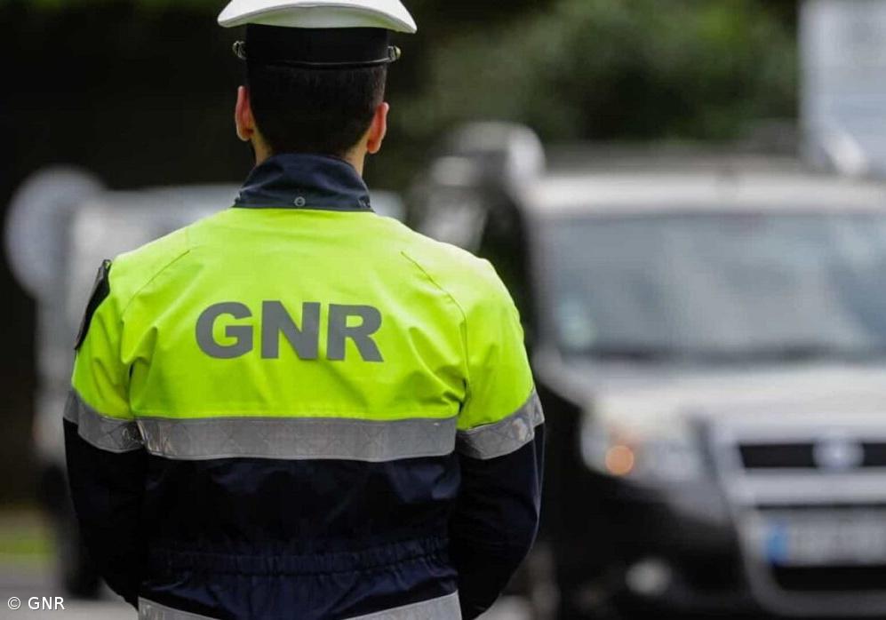 GNR apreende mais de 4 kg de tabaco de 34 litros de bebidas alcólicas em ação de fiscalização – Imagem 1