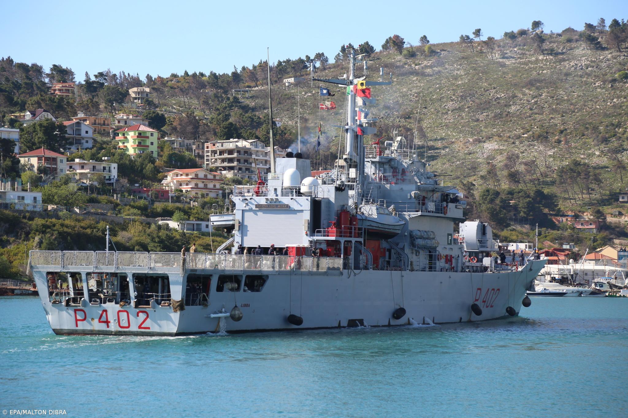 Itália transfere primeiro grupo de imigrantes com ordem de expulsão para centros na Albânia – Imagem 1