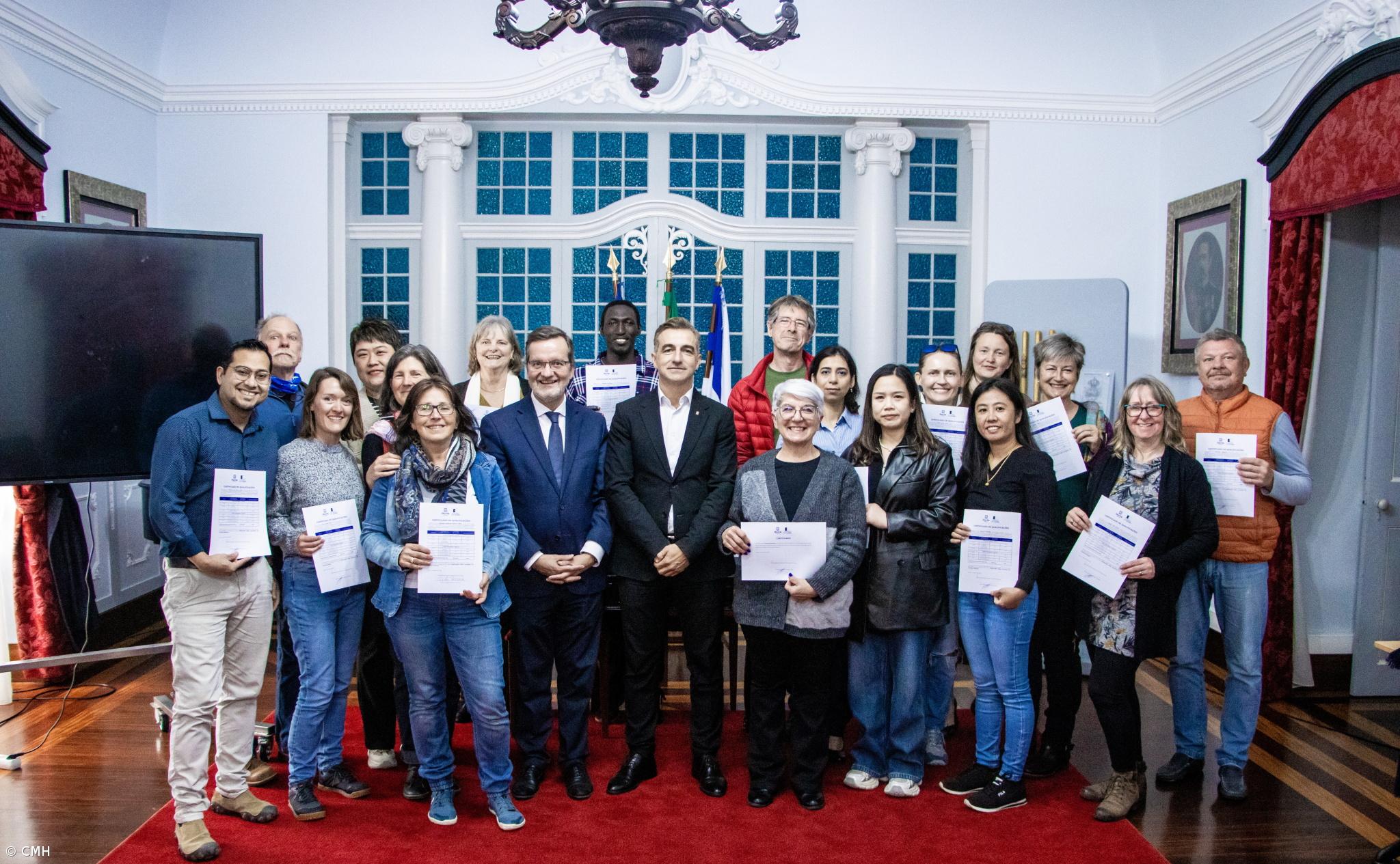 Imigrantes recebem certificados de curso de Português – Imagem 1