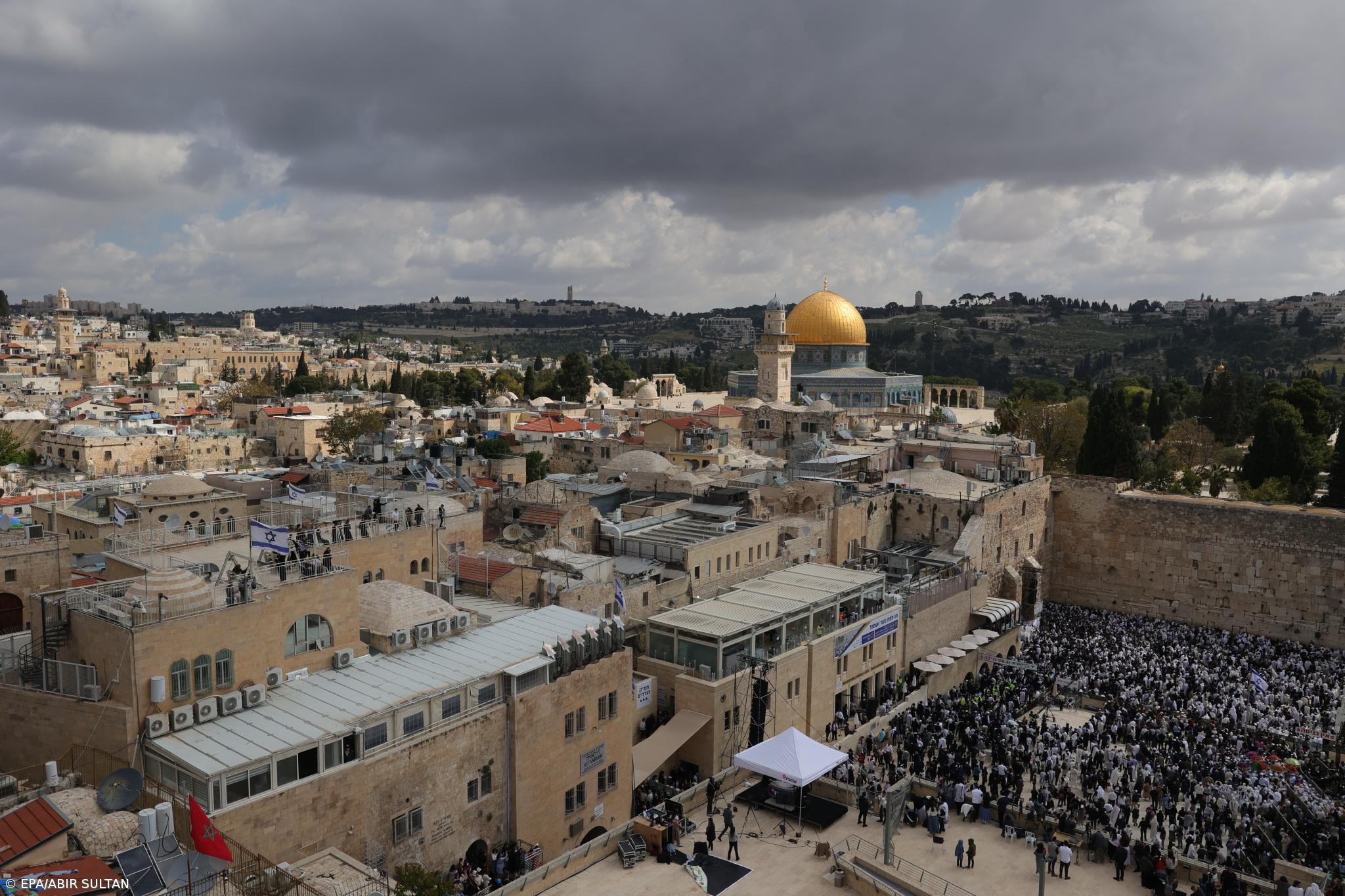 Dezenas de milhares de judeus reúnem-se em Jerusalém para bênção tradicional – Imagem 1
