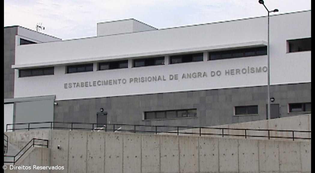 Sete feridos em incêndio em cela na cadeia de Angra do Heroísmo ateado por recluso – Imagem 1