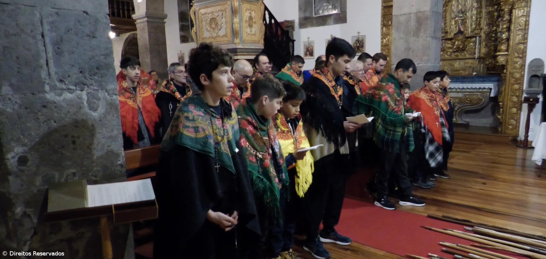 Romeiro em caminhada de fé pela ilha de São Jorge  – Imagem 1