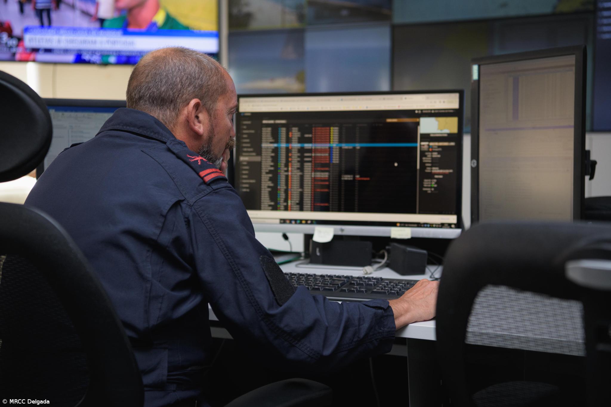 Marinha ajuda a salvar 26 pessoas – Imagem 1