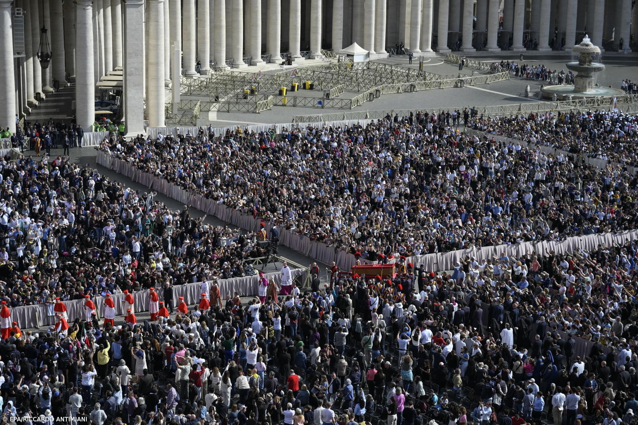 Palmas e telemóveis saudaram última procissão de Francisco em São Pedro – Imagem 1