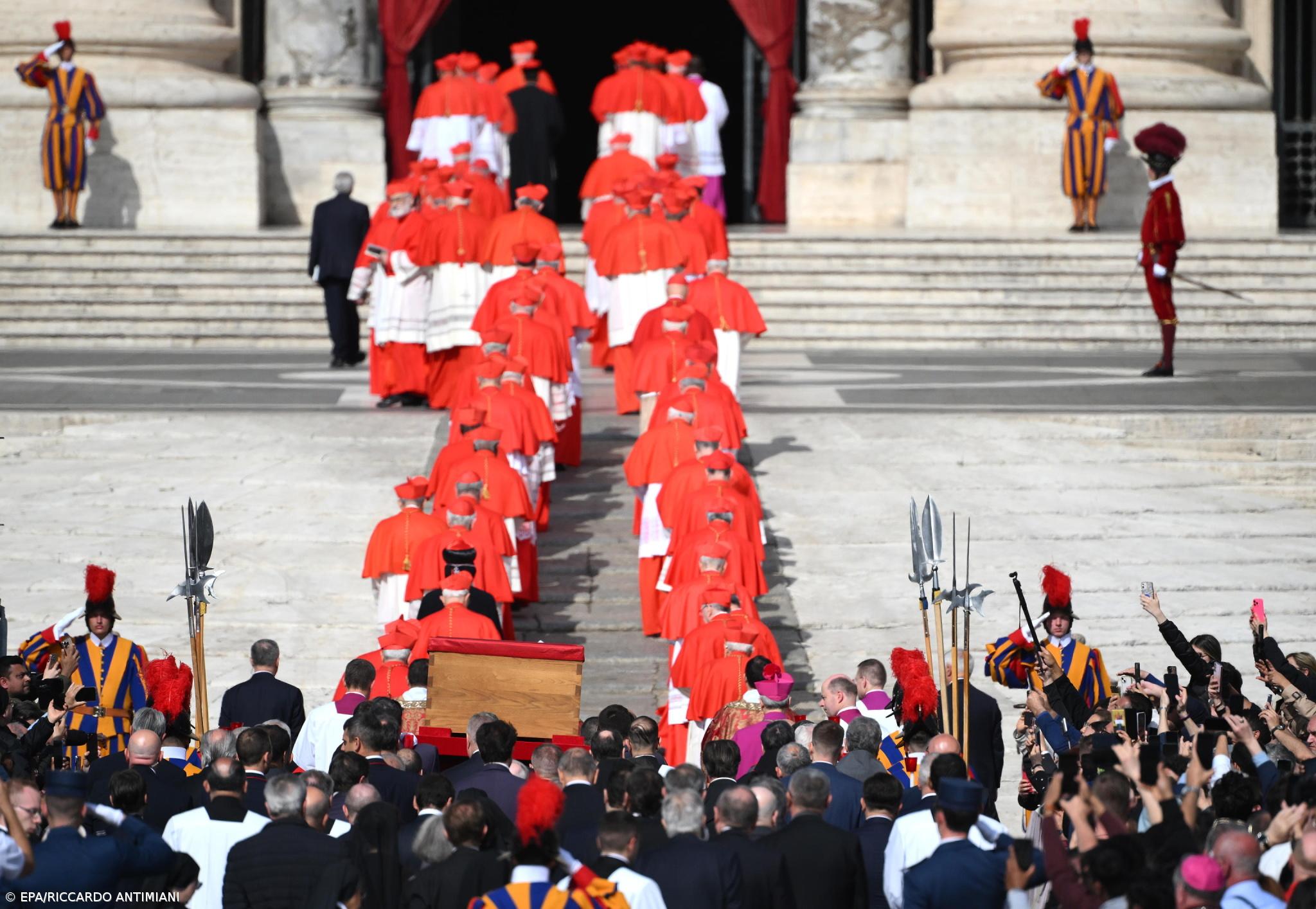 Palmas e telemóveis saudaram última procissão de Francisco em São Pedro – Imagem 2