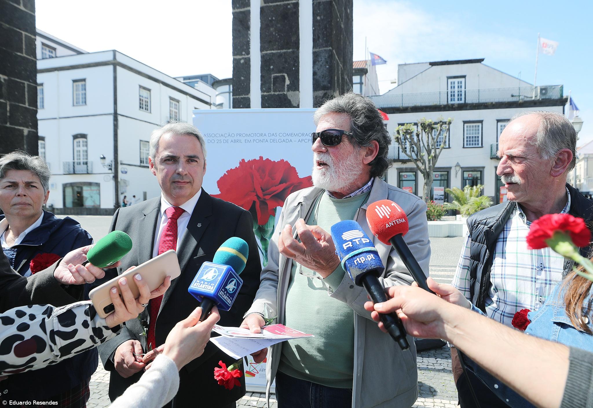  Revolução de Abril trouxe melhorias mas há ideais por concretizar  – Imagem 1