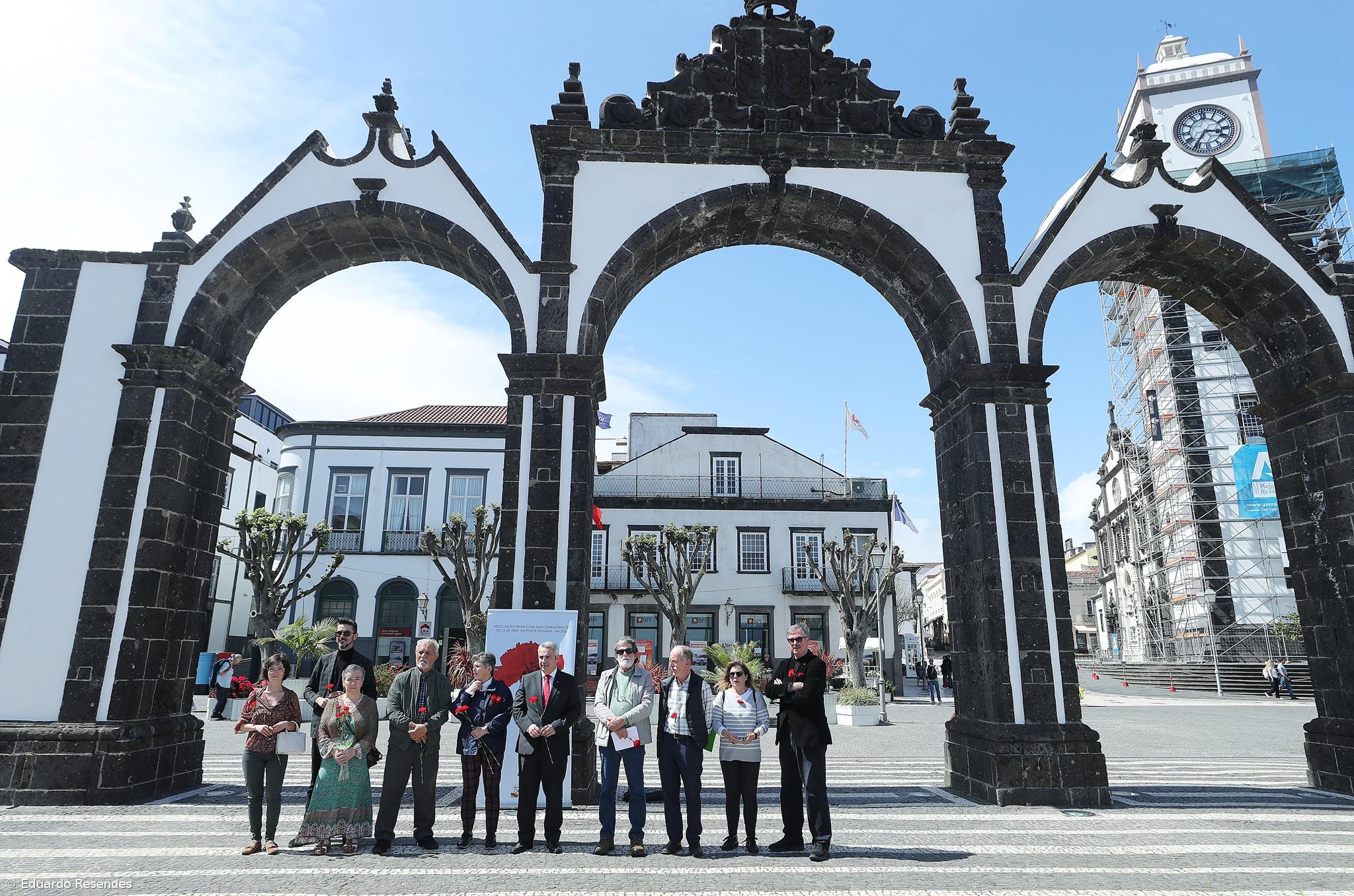  Revolução de Abril trouxe melhorias mas há ideais por concretizar  – Imagem 2