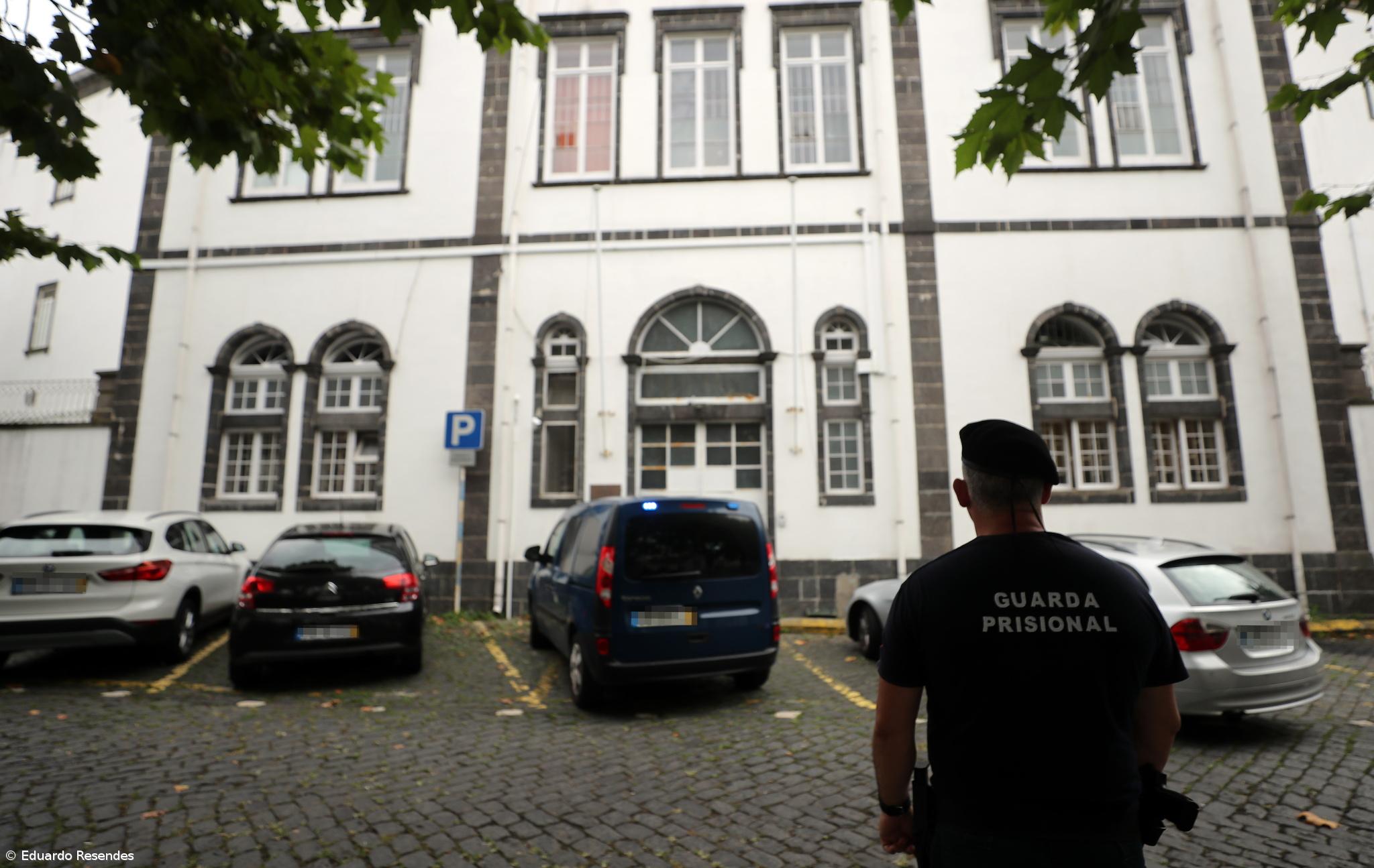 Detido homem que tentou introduzir droga na cadeia de Ponta Delgada – Imagem 1