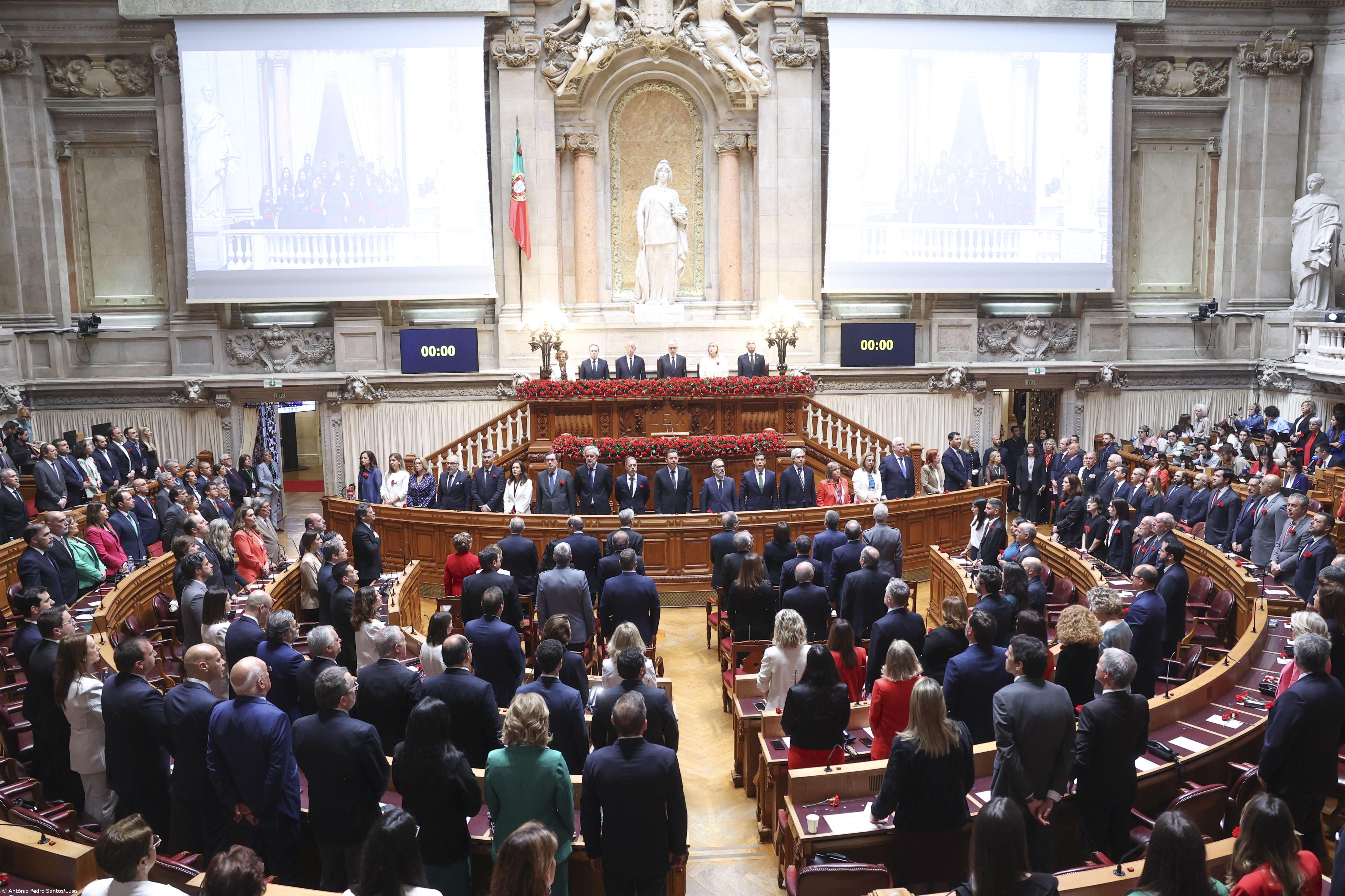 25 Abril: Cravos enchem hemiciclo com deputados constituintes em sessão com país de luto – Imagem 1