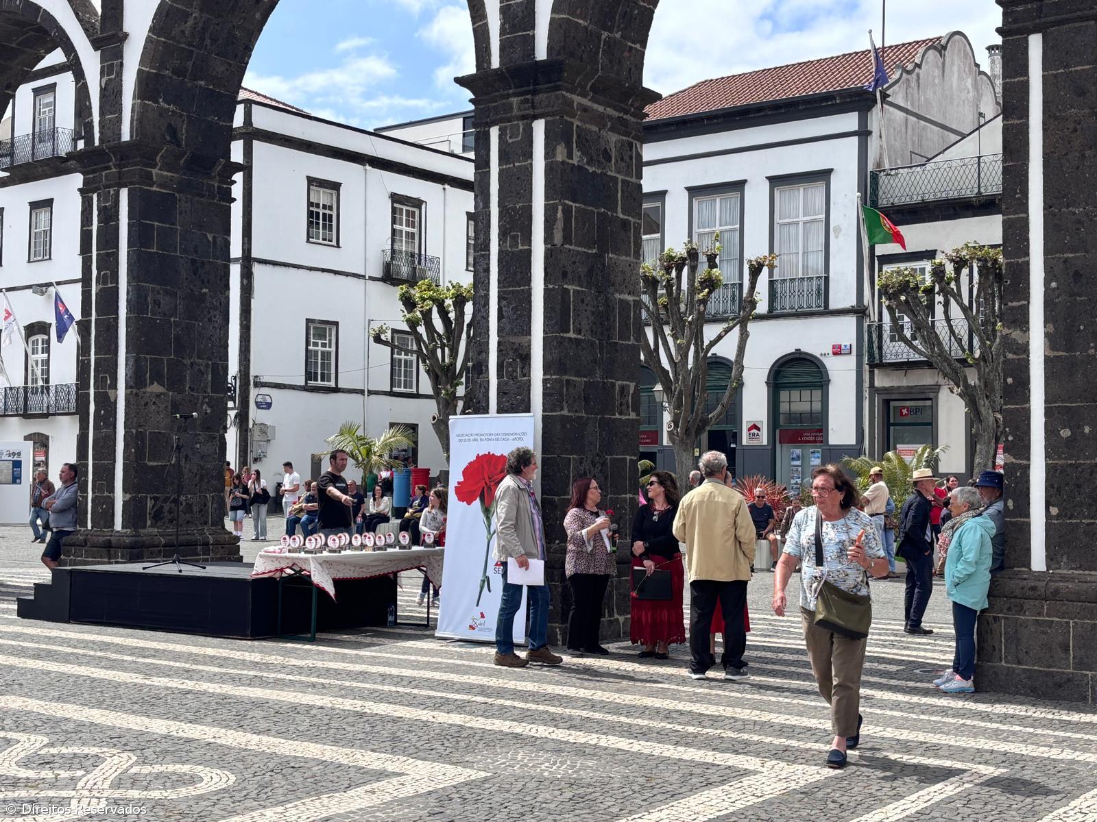 Centenas assinalaram os 51 anos do 25 de Abril nas Portas da Cidade – Imagem 1