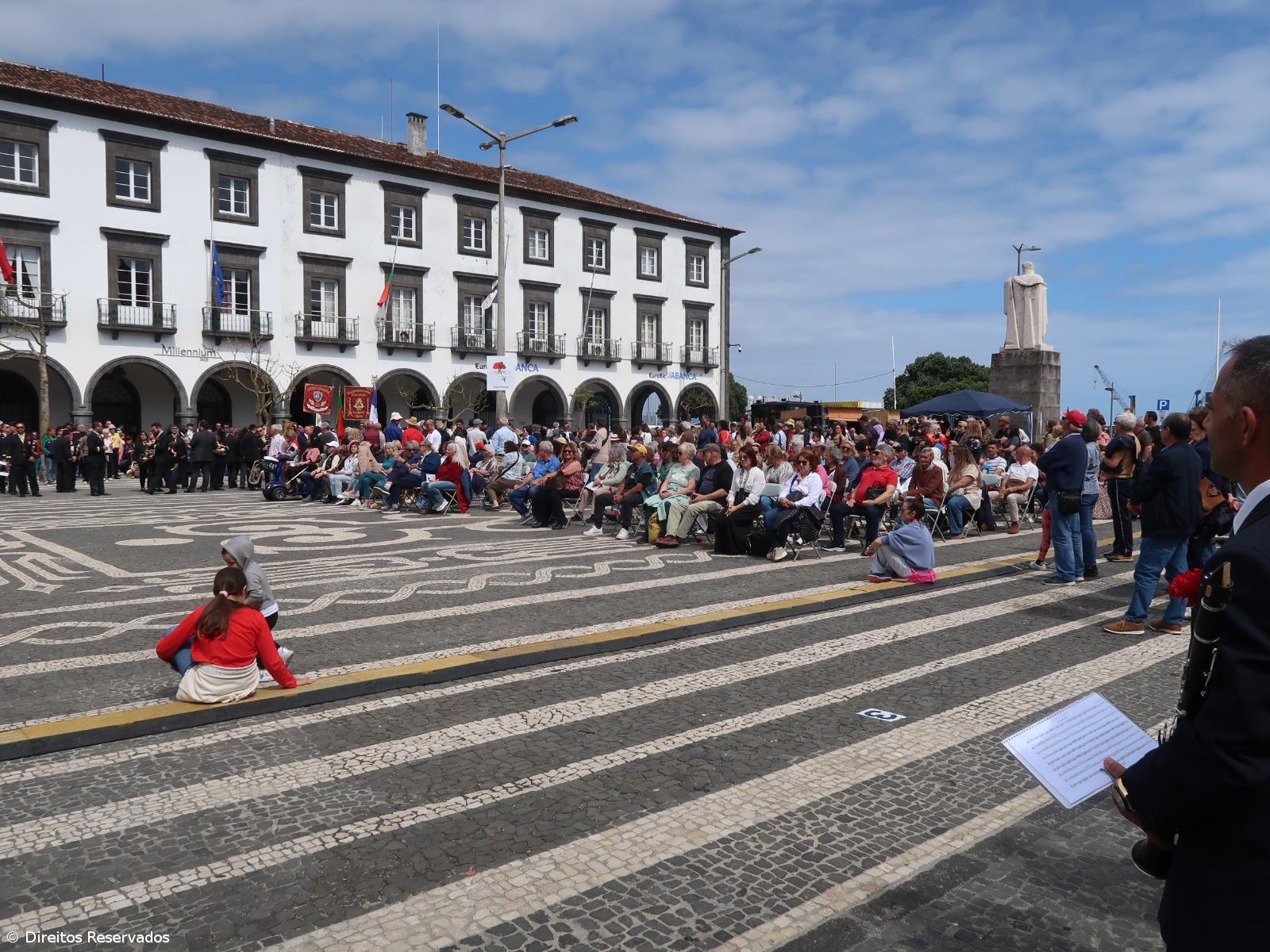 Centenas assinalaram os 51 anos do 25 de Abril nas Portas da Cidade – Imagem 2