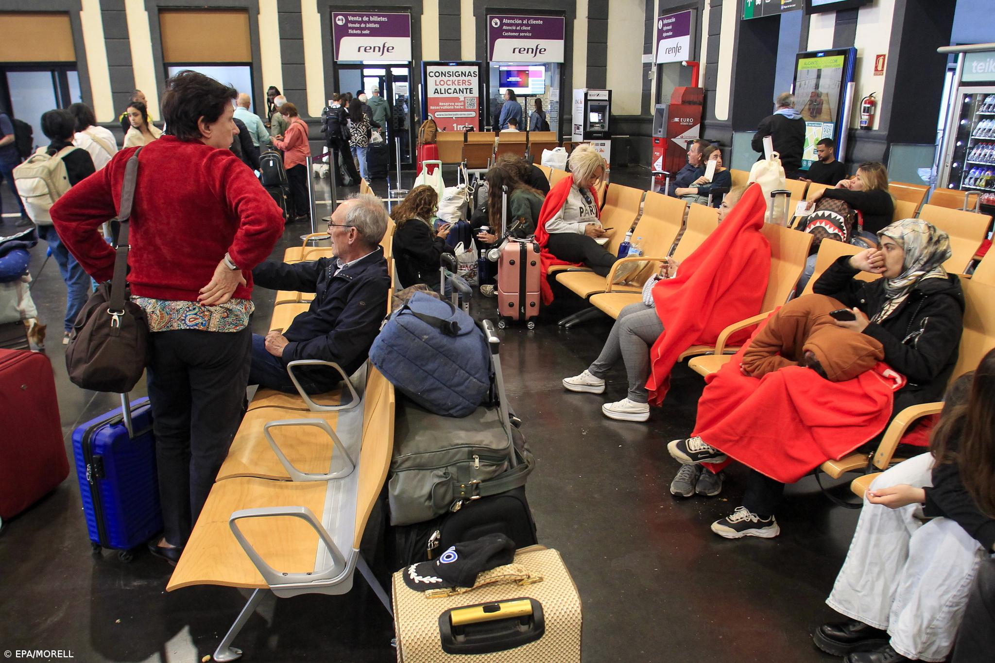 Espanha recupera 99,95% da rede elétrica, comboios continuam a ser maior problema – Imagem 1