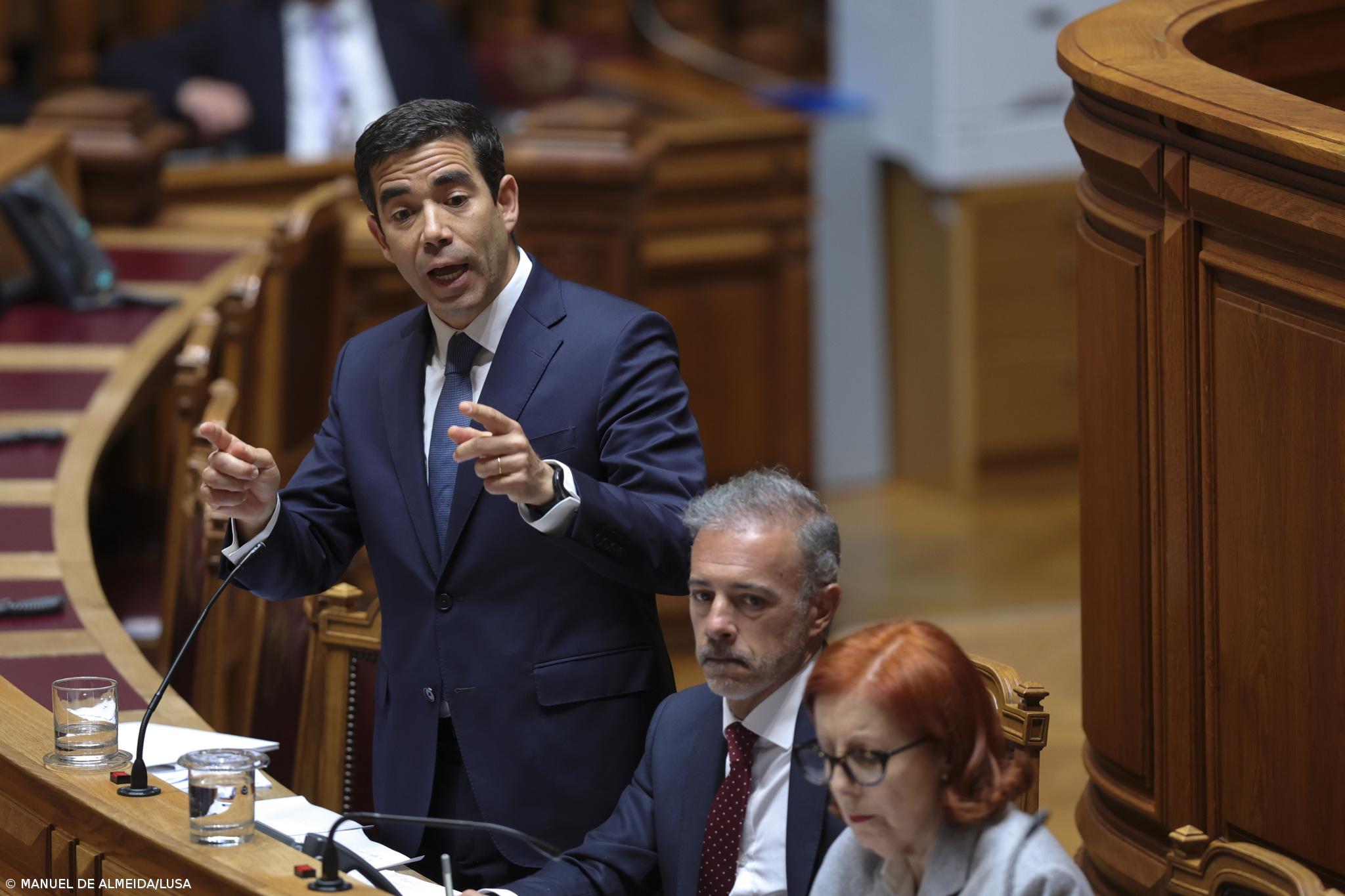 Leitão Amaro defende estratégia de comunicação do Governo e acusa PS de oportunismo – Imagem 1