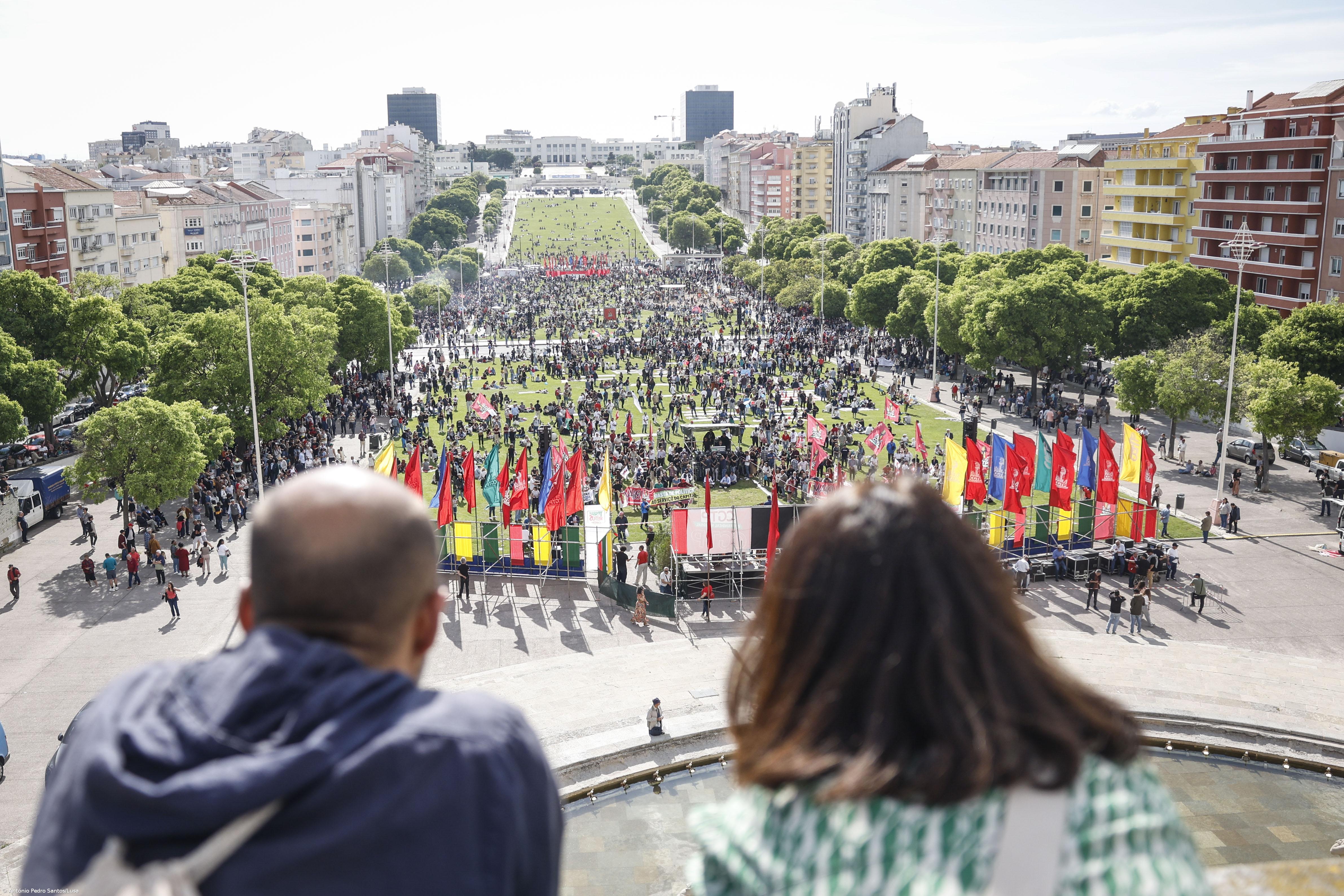 1.º Maio: Milhares de pessoas nas ruas de todo o mundo por melhores condições de trabalho – Imagem 1