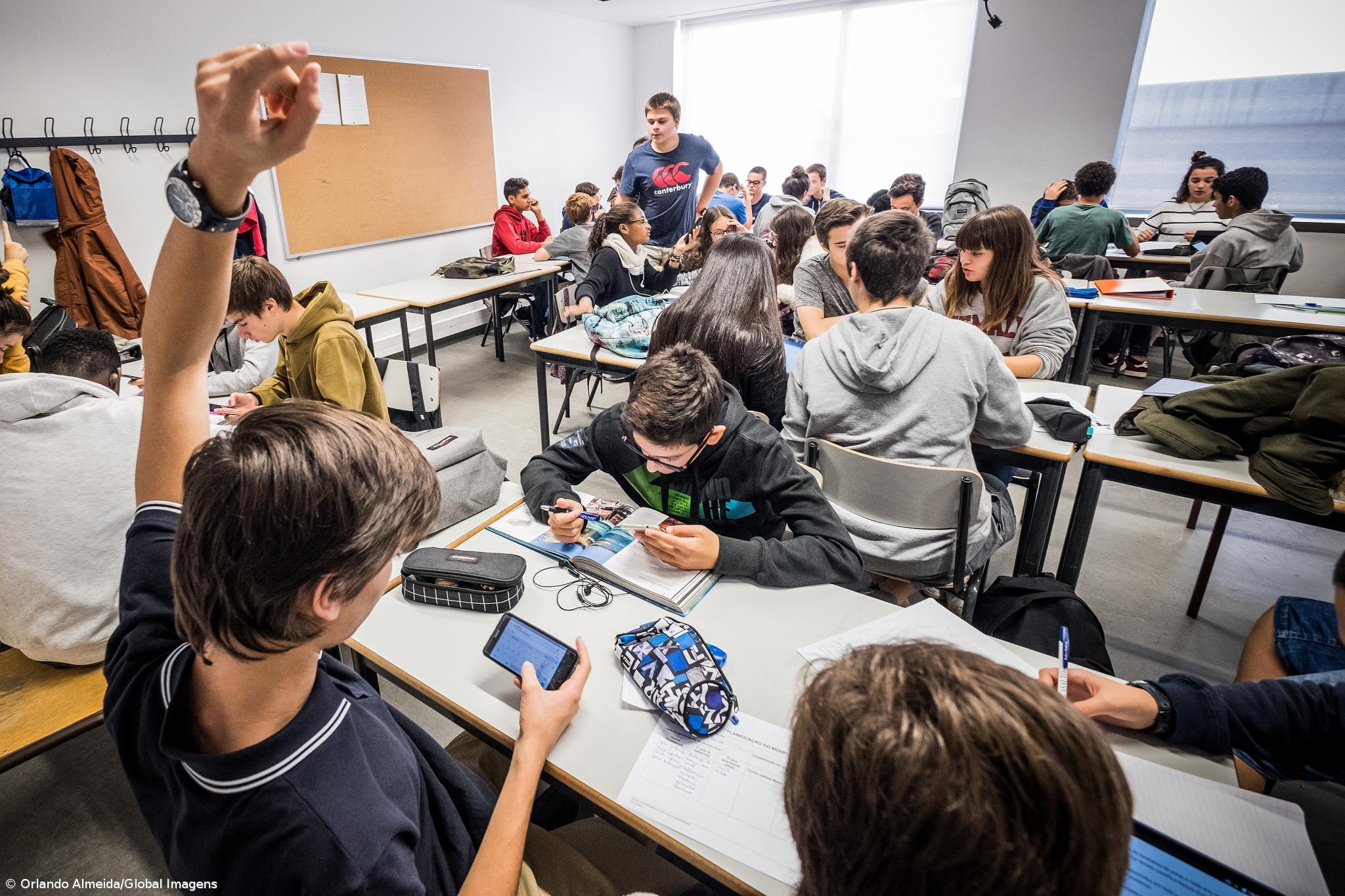 FAPA considera positiva a regulamentação do uso de telemóveis nas escolas – Imagem 1