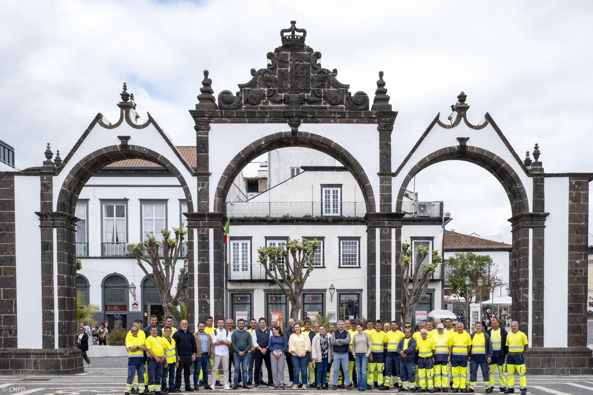 Autarquia de Ponta Delgada reforça ação de limpeza e recolha de resíduos durante as festas  – Imagem 1