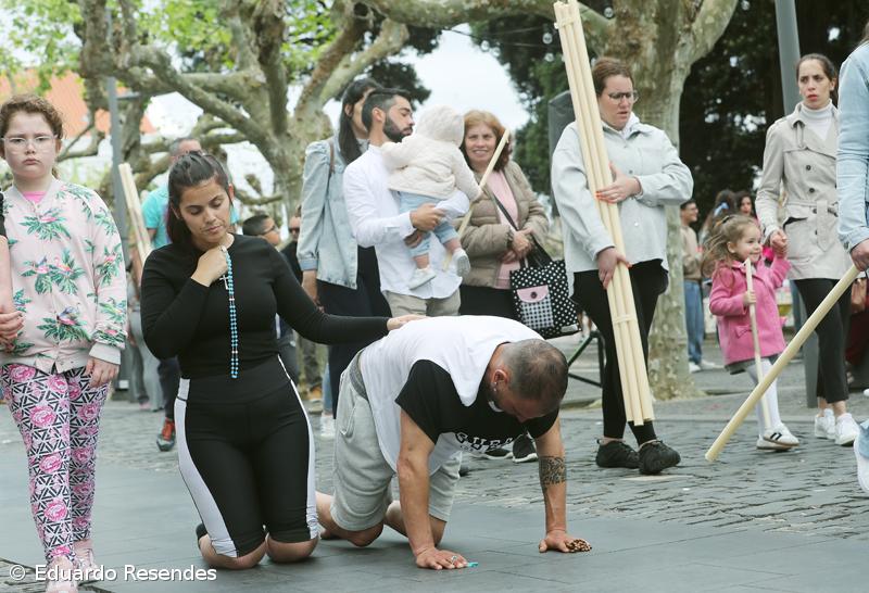 Peregrinos percorrem Campo de São Francisco de joelhos movidos pela fé que "apaga a dor" (Com Fotos) – Imagem 3