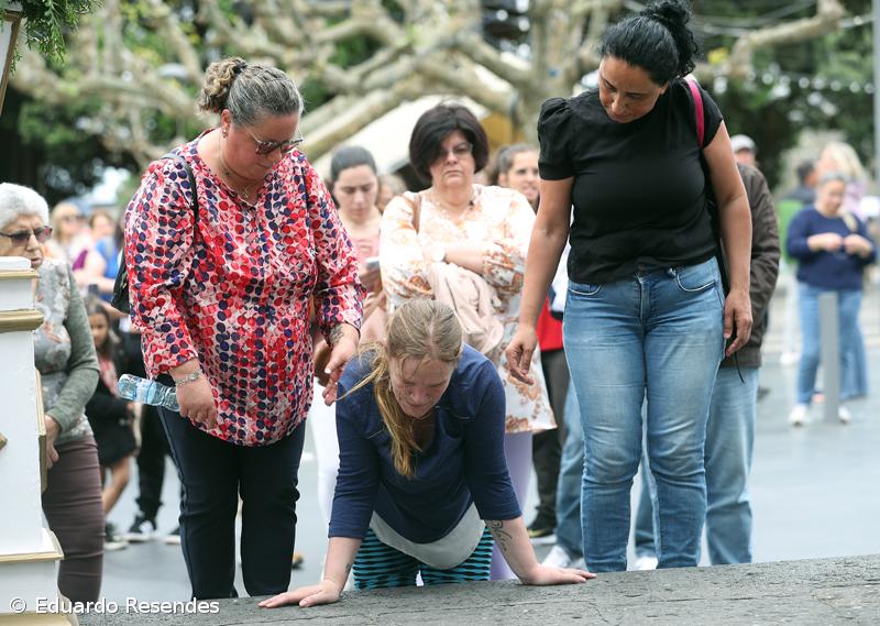 Peregrinos percorrem Campo de São Francisco de joelhos movidos pela fé que "apaga a dor" (Com Fotos) – Imagem 13