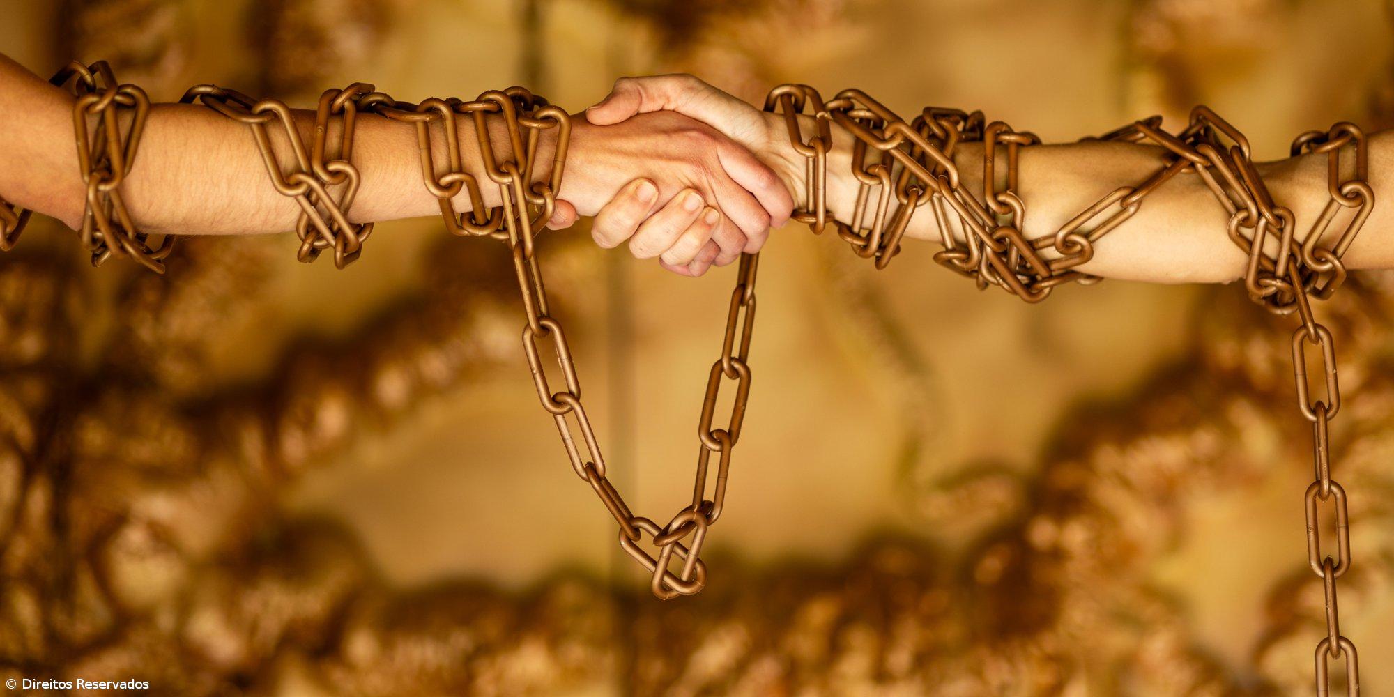 ‘Acorrentados’ de Ana Cosme no Teatro Micaelense  – Imagem 1