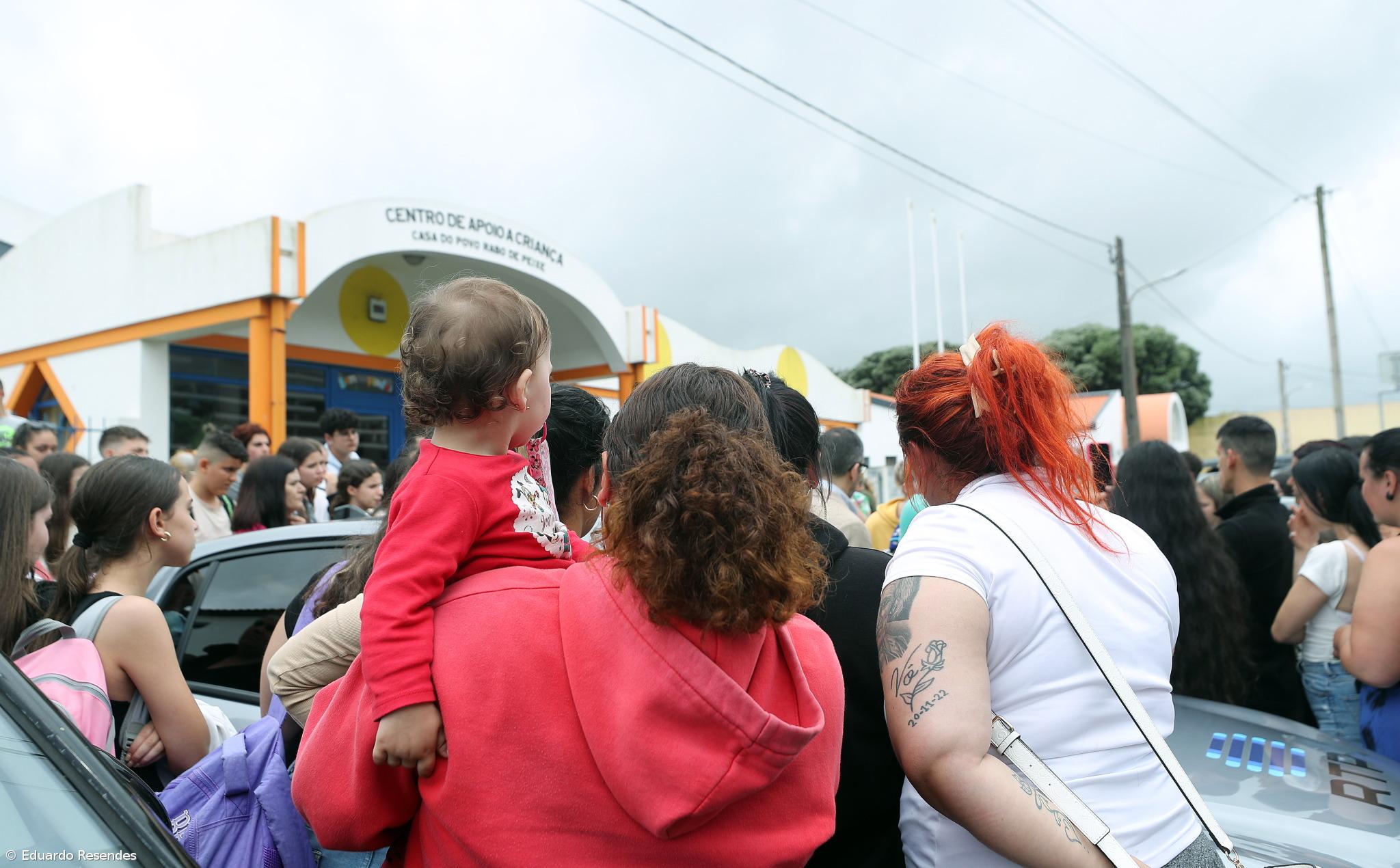 Mais de uma centena pediu justiça face a maus tratos a bebés em Rabo de Peixe – Imagem 3